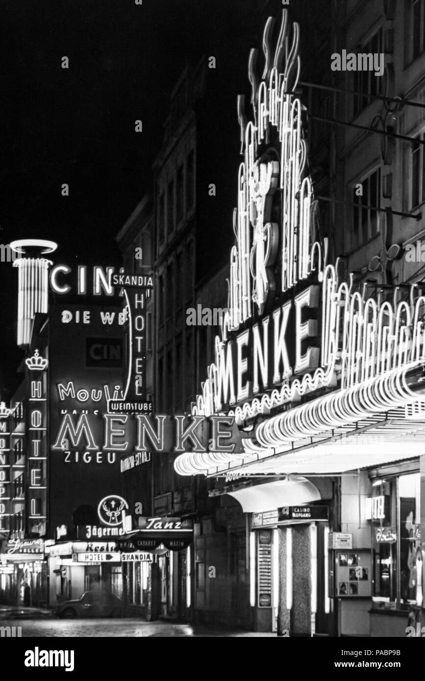 Black and white photo of the neon lights of the Menke nightclub in Reeperbahn at night, Hamburg, Germany in the 1960s Stock Photo