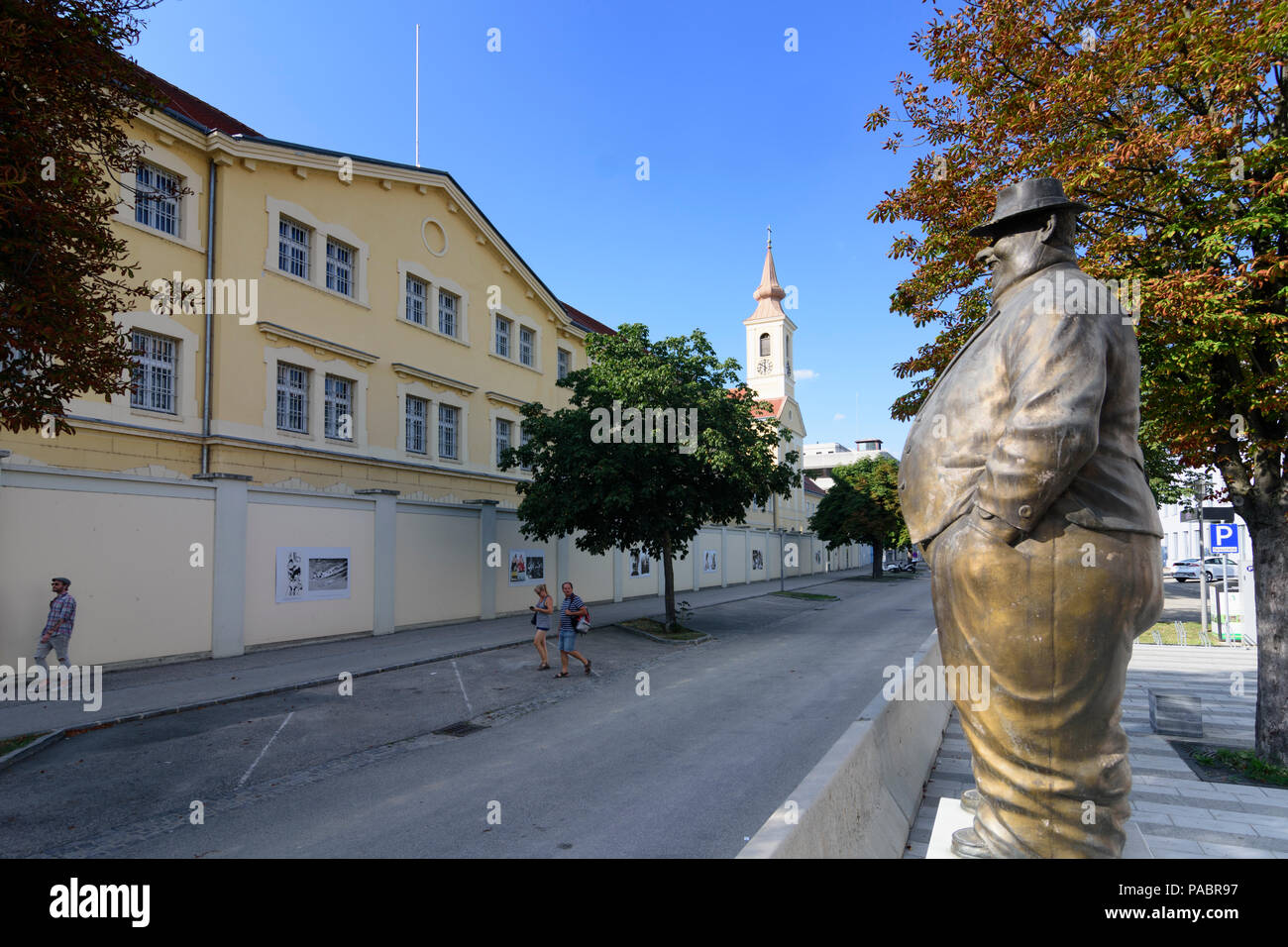Krems an der Donau: statue in front of Karikatur Museum (Cartoon museum) looks to Justizanstalt (jail) in district Stein in Austria, Niederösterreich, Stock Photo