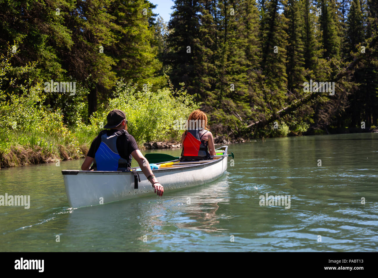 bemærkning skør Kommunikationsnetværk Couple adventurous friends are canoeing in a river surrounded by the Canadian  nature. Taken in Vermilion Lakes, Banff, Alberta, Canada Stock Photo - Alamy