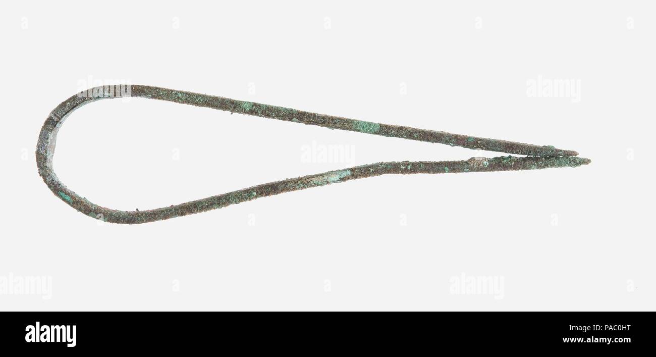 Tweezers. Dimensions L. 4.8 (1 7/8 in). Dynasty Dynasty 18. Reign