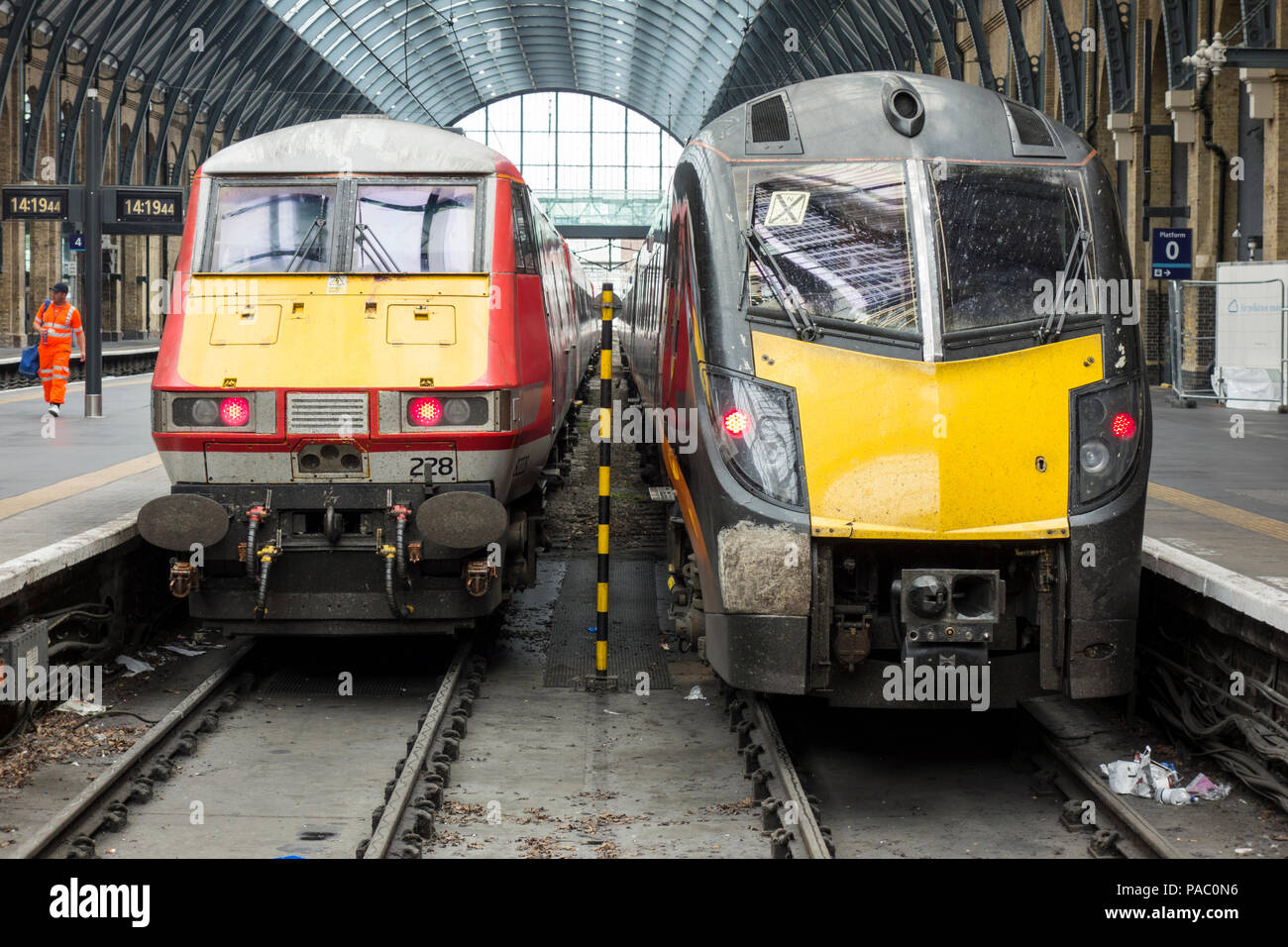 King's Cross railway station with Arriva's Grand Central Adelantes HST, The Yorkshire Artist, Ashley Jackson, on the right Stock Photo
