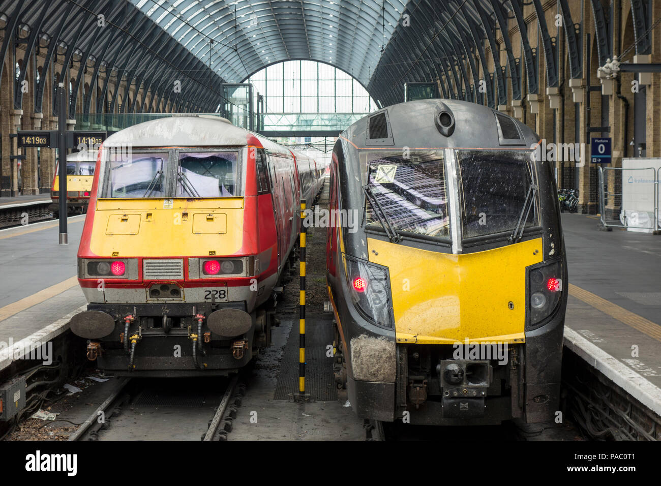 King's Cross railway station with Arriva's Grand Central Adelantes HST, The Yorkshire Artist, Ashley Jackson, on the right Stock Photo