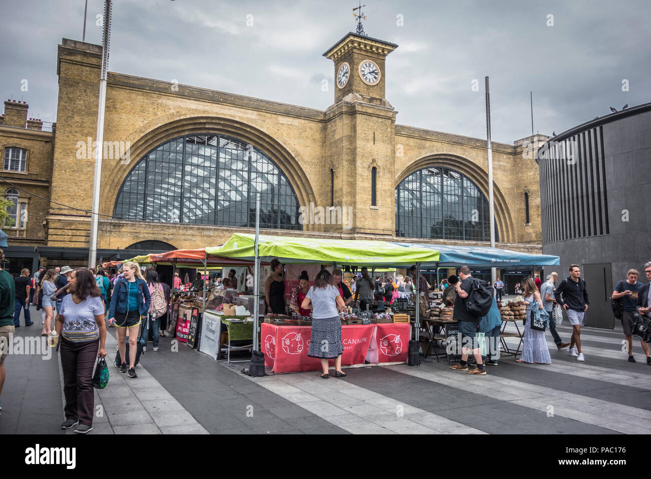 Exterior of King's Cross railway station and the Real Food Market in King's Cross Square in London, UK Stock Photo
