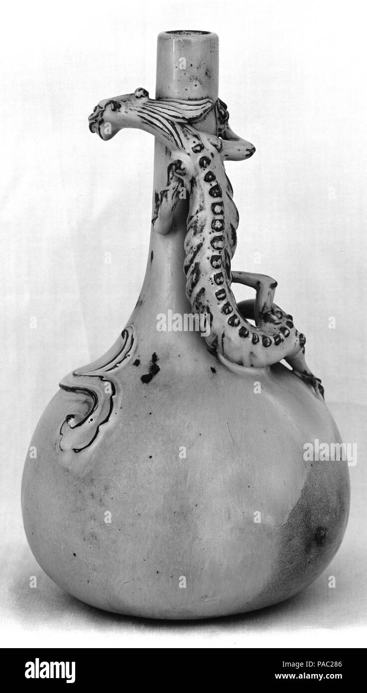 Vase. Culture: China. Dimensions: H. 9 1/2 in. (24.1 cm). Museum: Metropolitan Museum of Art, New York, USA. Stock Photo