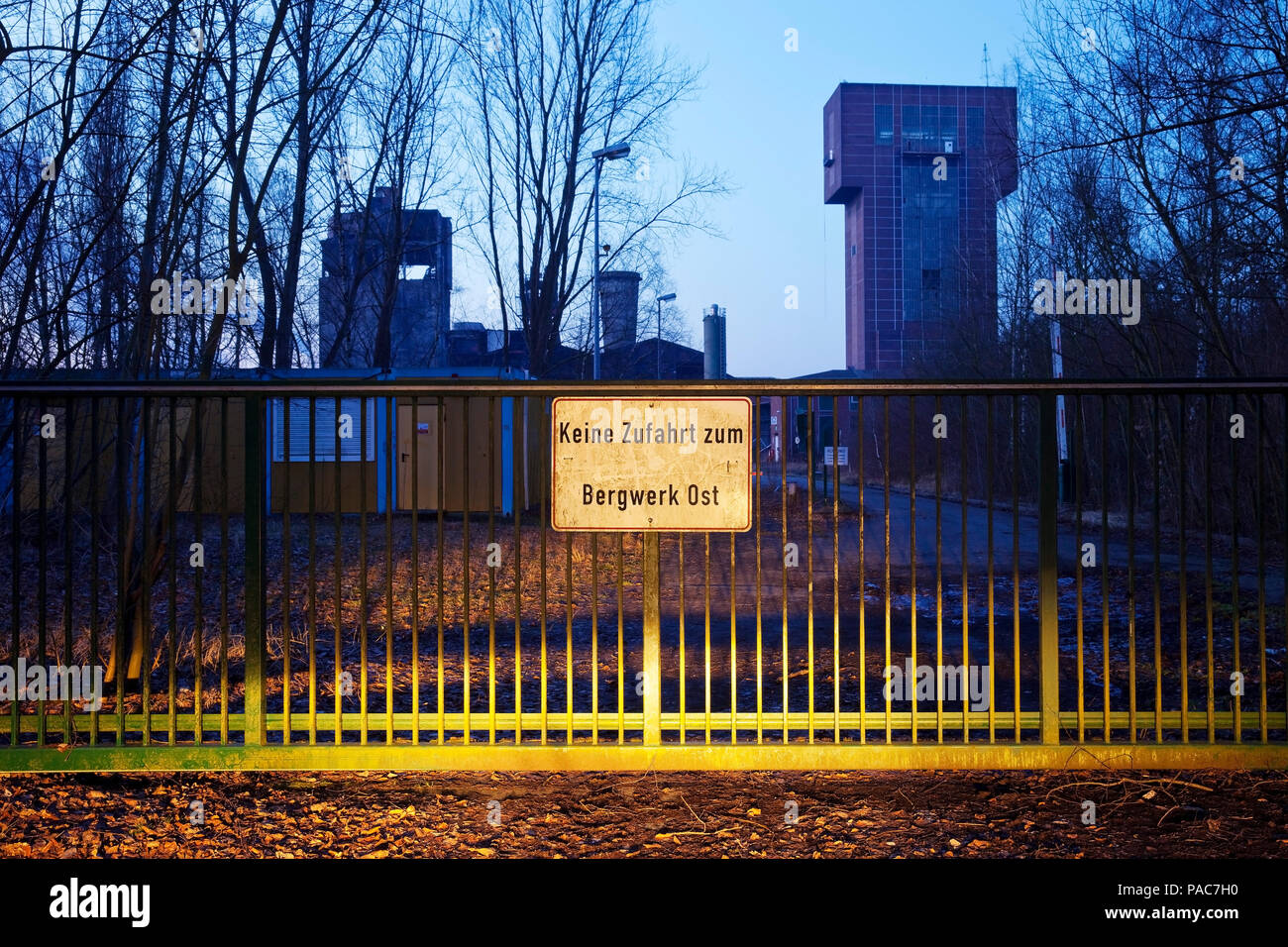 Information sign No access to the East Mine on a fence in front of the Hammerkopf Tower, Hamm, Ruhr Area, North Rhine-Westphalia Stock Photo