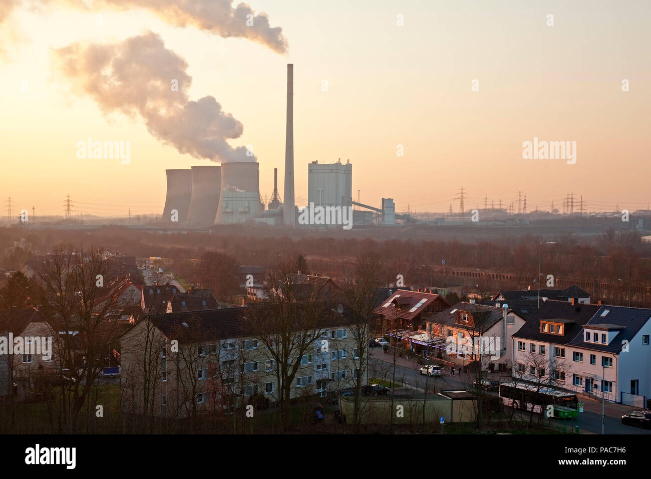 Housing estate with the Gersteinwerk power plant, Hamm, Ruhr Area, North Rhine-Westphalia, Germany Stock Photo