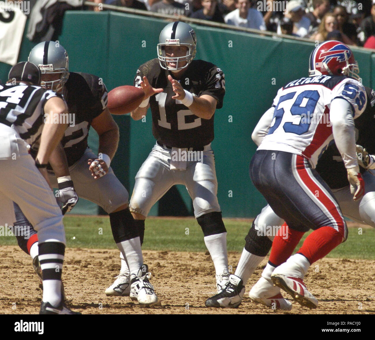 Oakland raiders quarterback rich raiders hi-res stock photography and  images - Alamy