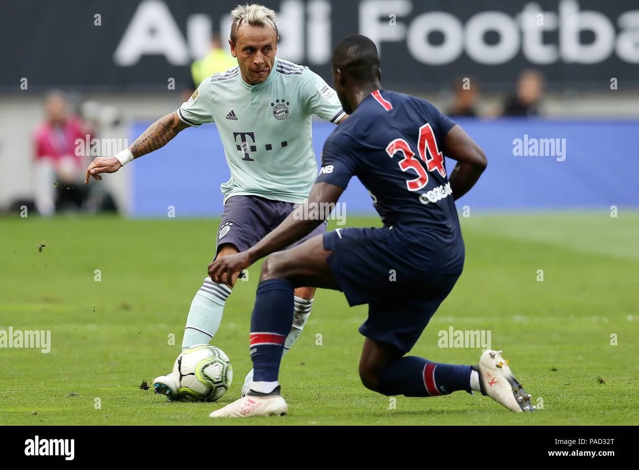 firo: 21.07.2018, Football, International Champions Cup, Season 2018, Bayern Munich - Paris Saint Germain, Rafinha (Bayern), Stanley Nsoki (Paris), | usage worldwide Credit: dpa picture alliance/Alamy Live News Stock Photo - Alamy