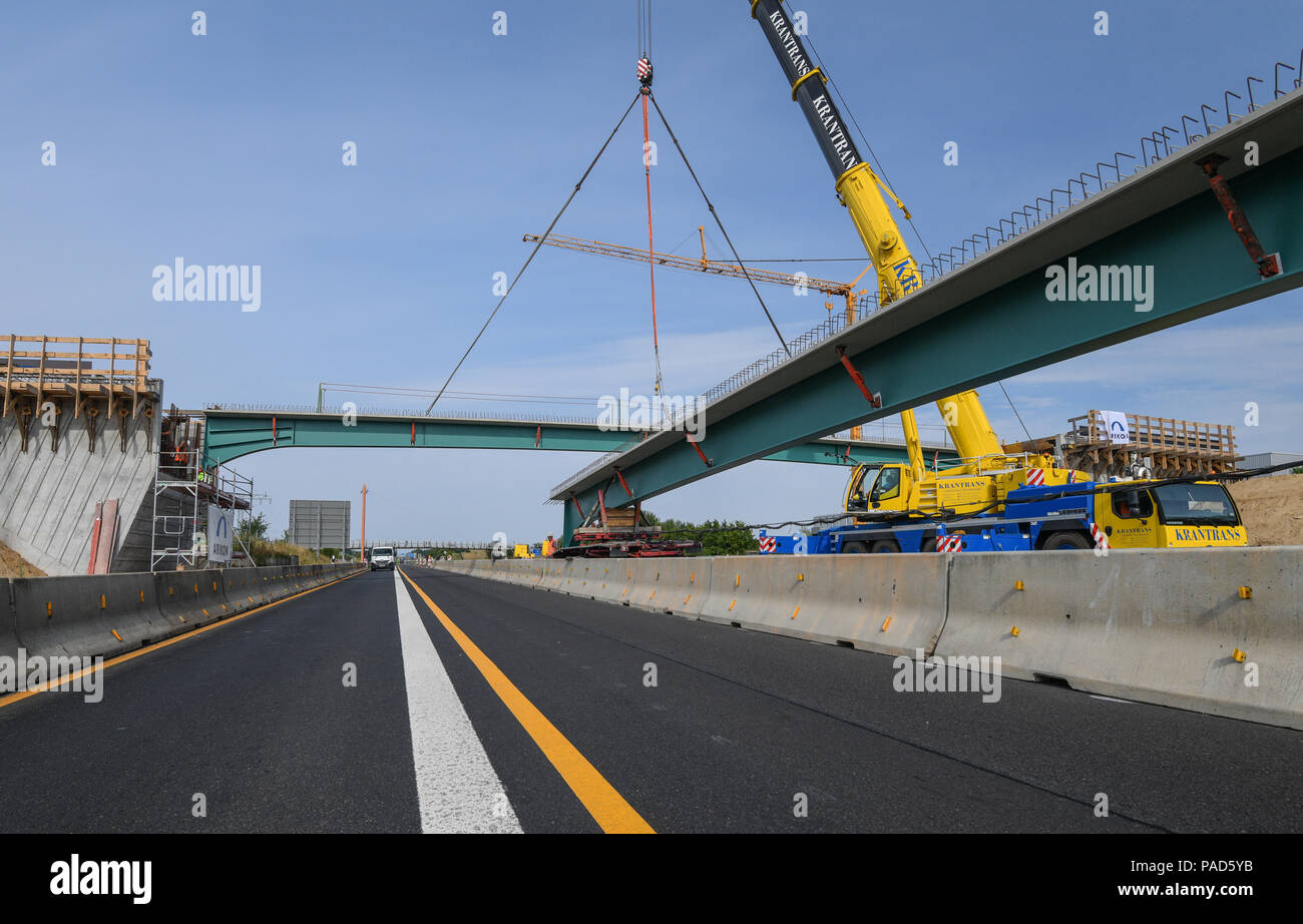 22 July 2018, Frankfurt (Oder), Germany: The first of a total of five bridge girders, each weighing around 25 tons, will be lifted via the fully closed A12 motorway onto the new abutments for the tram bridge. The A12 has been fully closed in both directions since Saturday night. The tram bridge had to be rebuilt because the old structure was damaged by «concrete cancer». Construction began in December 2017 and is expected to be completed in December 2018. Photo: Patrick Pleul/dpa-Zentralbild/ZB Credit: dpa picture alliance/Alamy Live News Stock Photo