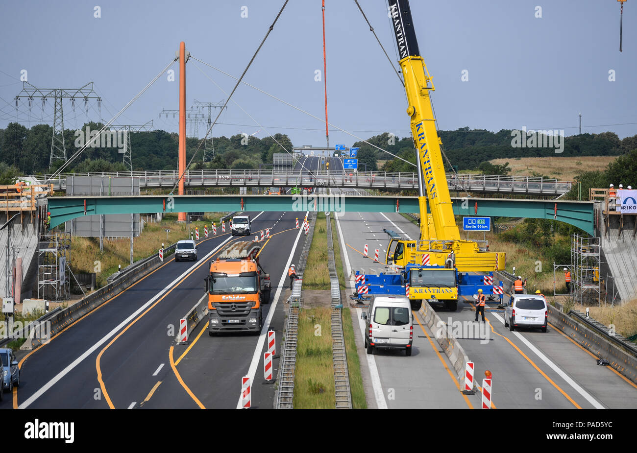 22 July 2018, Frankfurt (Oder), Germany: The first of a total of five bridge girders, each weighing around 25 tons, will be lifted via the fully closed A12 motorway onto the new abutments for the tram bridge. The A12 has been fully closed in both directions since Saturday night. The tram bridge had to be rebuilt because the old structure was damaged by «concrete cancer». Construction began in December 2017 and is expected to be completed in December 2018. Photo: Patrick Pleul/dpa-Zentralbild/ZB Credit: dpa picture alliance/Alamy Live News Stock Photo