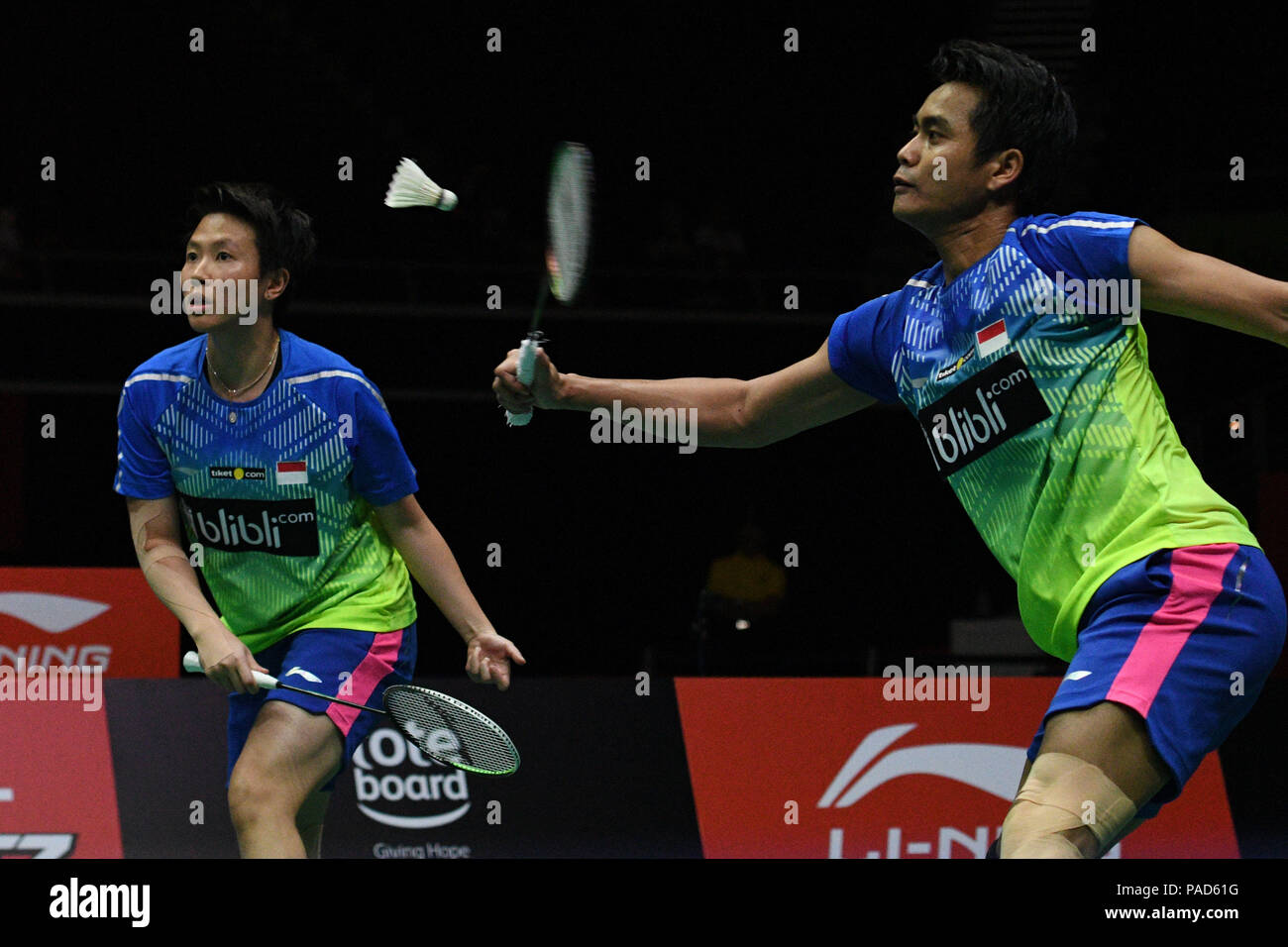 180722 Singapore July 22 2018 Xinhua Tontowi Ahmad R Liliyana Natsir Of Indonesia Compete During The Mixed Double S Final Against Malaysia S Goh Soon Huat Shevon Jemie Lai At The Singapore Badminton Open Held