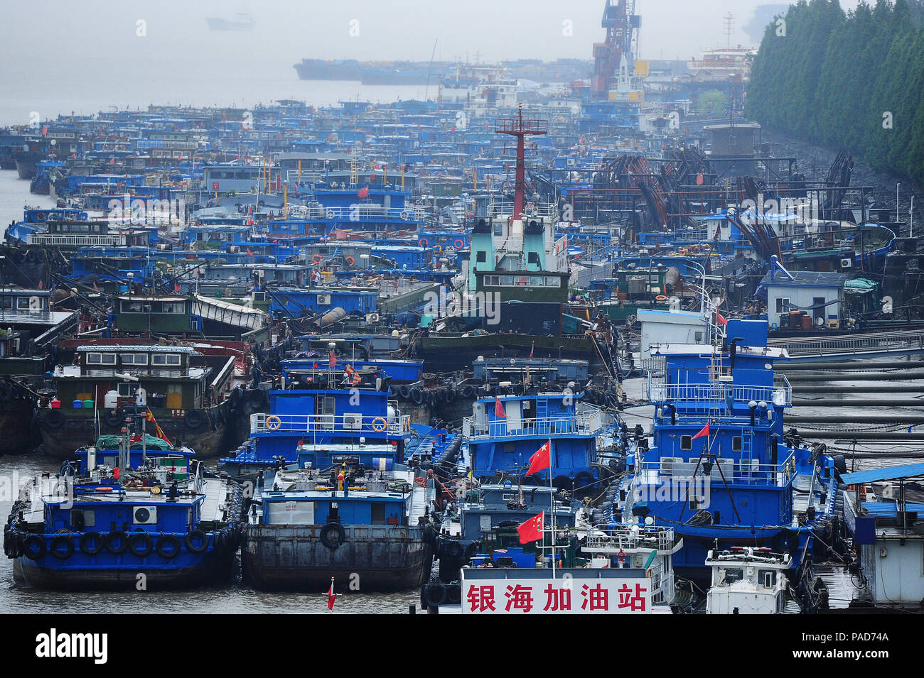 Taicang, Jiangsu, China, 22th July 2018. Affected by Typhoon 'ambi' of Typhoon No. tenth this year, there was a strong wind and heavy rain in Taicang, Jiangsu. The fishing boats at the state level fishing port in Liuhe Town along the Yangtze River are full of typhoon avoiding boats. Credit:Costfoto/Alamy Live News Stock Photo