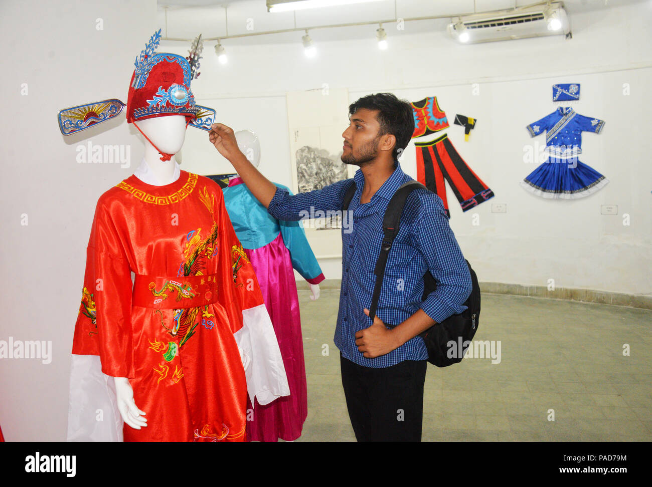 Dhaka. 22nd July, 2018. A visitor touches a hat at the exhibition portraying the history and culture of the ancient Silk Road in Zainul Gallery of the Faculty of Fine Arts of Dhaka University (DU) in Dhaka, Bangladesh, on July 22, 2018. Credit: Xinhua/Alamy Live News Stock Photo