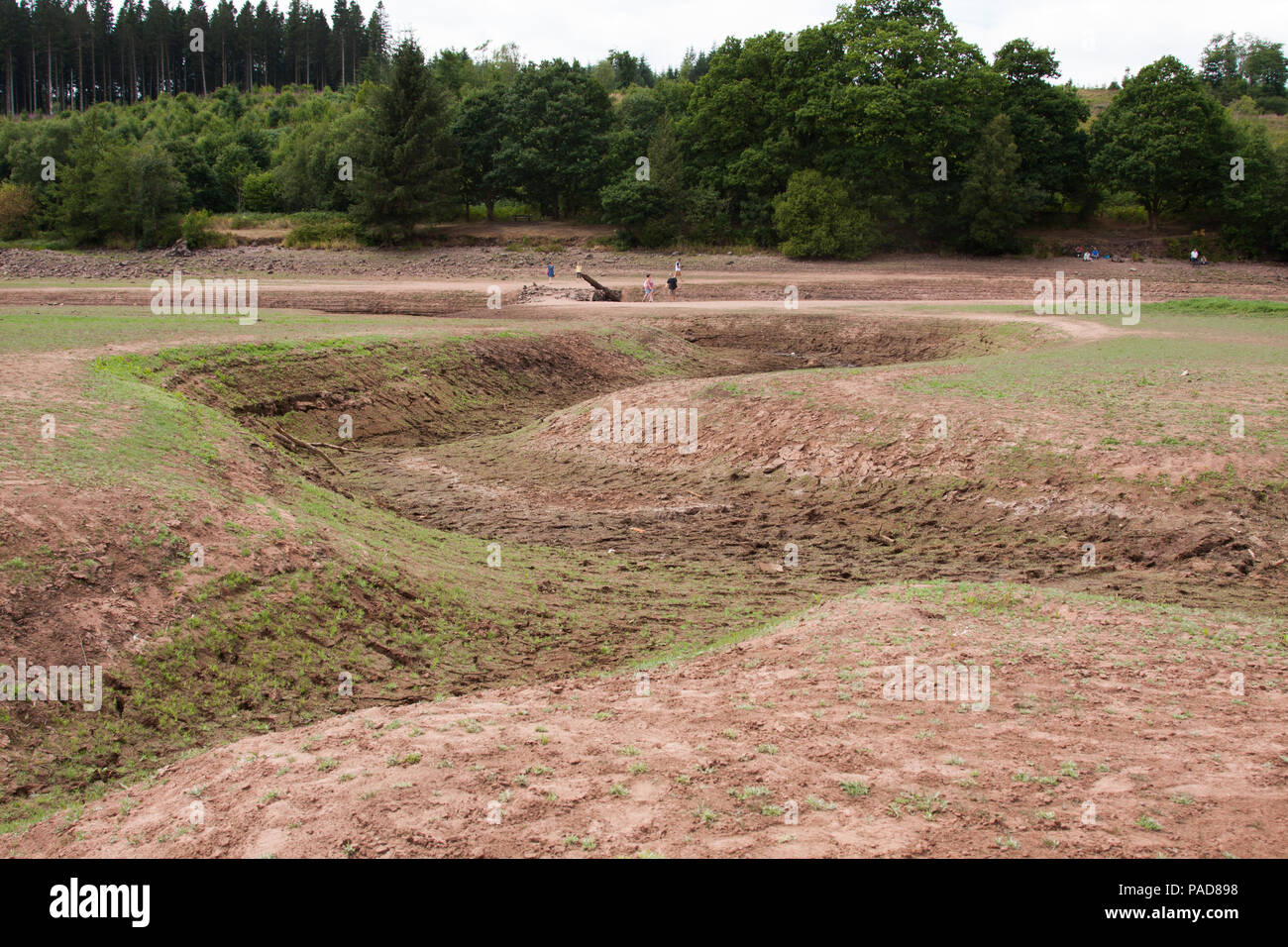 Llwyn Onn reservoir, Merthyr Tydfil, South Wales,  UK.  22 July 2018.  UK weather: The heatwave has caused this reservoir to become severely depleted, with the water line well below normal.  A stream that runs into the reservoir has dried up.  Credit: Andrew Bartlett/Alamy Live News Stock Photo