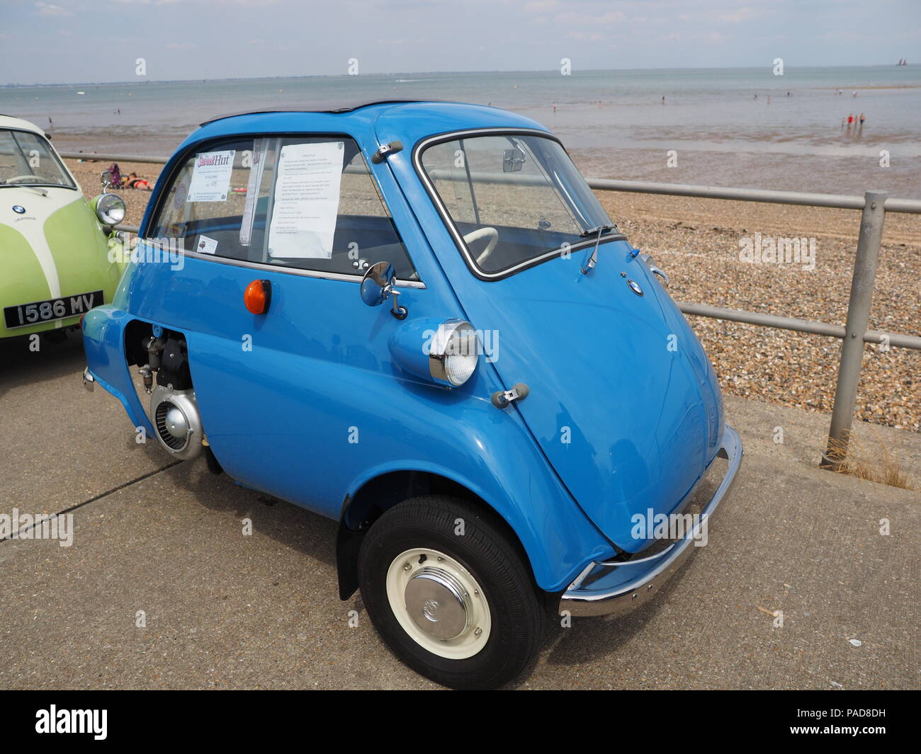 Minster on sea, Kent, UK. 22nd July, 2018. Minster on sea promenade was lined with a great display of classic cars on a hot and humid sunny Sunday. Credit: James Bell/Alamy Live News Stock Photo