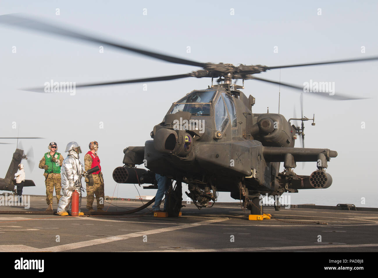 Ah 64 apache helicopter fuel hires stock photography and images Alamy