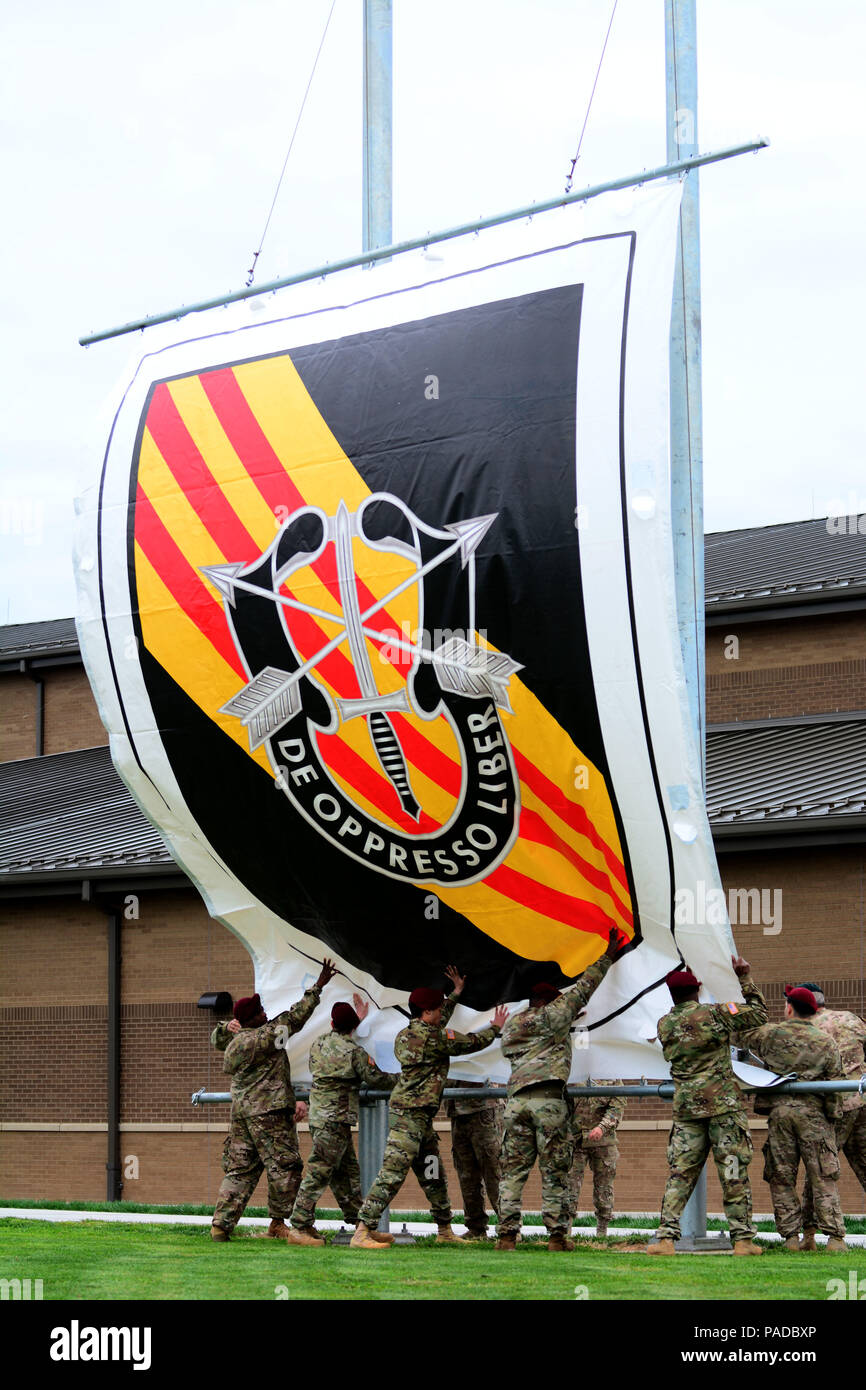 5th Special Forces Group (Airborne) Soldiers raise a banner depicting the  new flash with the Distinctive Unit Insignia of the US Army's Special  Forces regiment during 5th SFG(A)'s flash changeover ceremony at