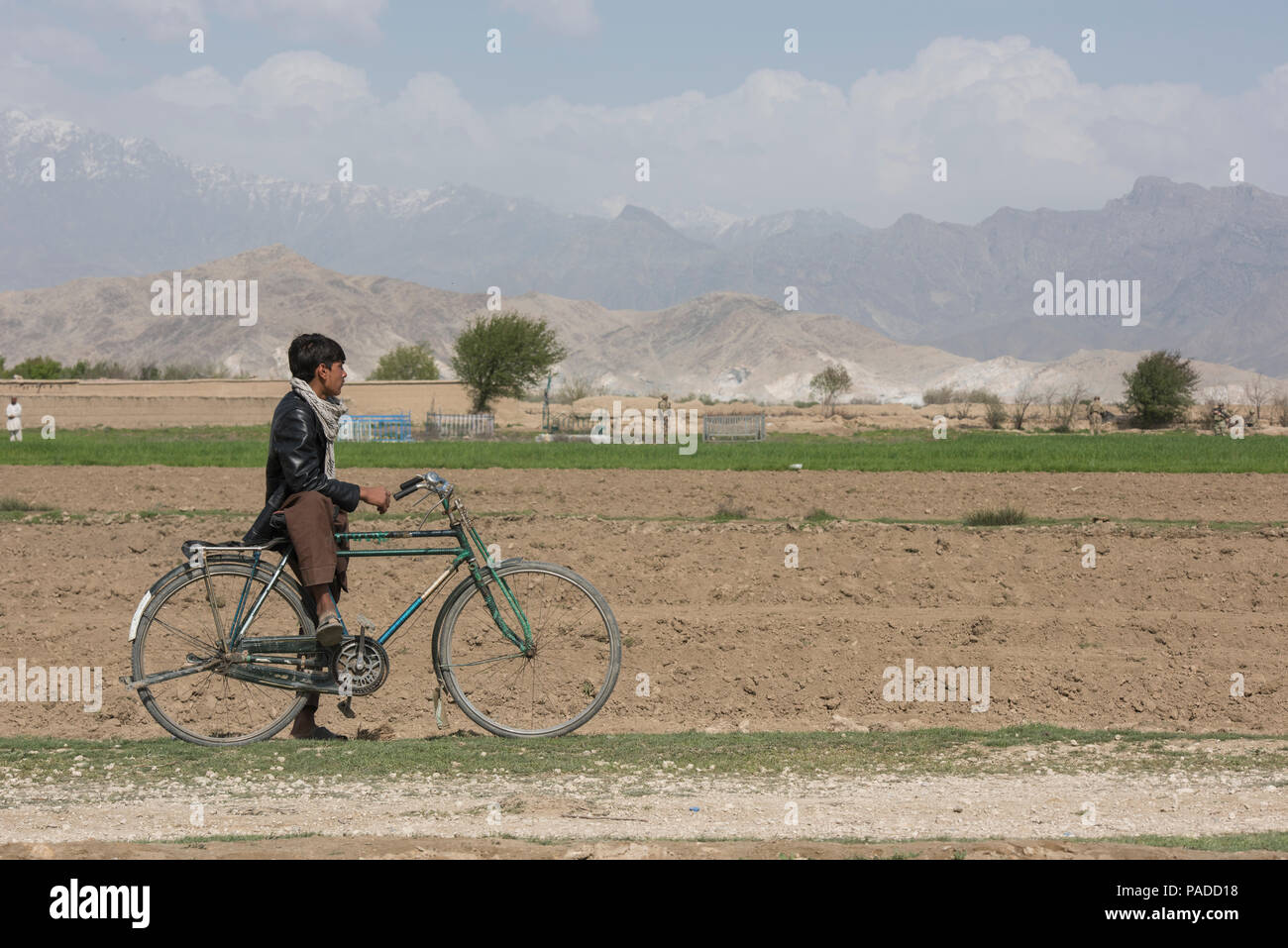 Royal familie køleskab depositum An Afghan boy stops on his bike in Khanjar Khel, Parwan Province,  Afghanistan, to watch as U.S. Army Explosive Ordnance Disposal technicians  secure the site of a crashed F-16 Fighting Falcon from