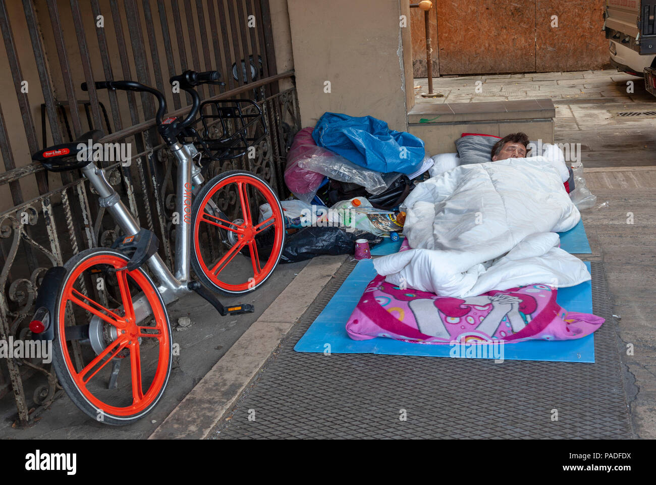 Visiting Florence on a shoestring budget (Italy). In the vicinity of the Ponte Vecchio, a night spent in a sleeping bag at a building entrance. Stock Photo