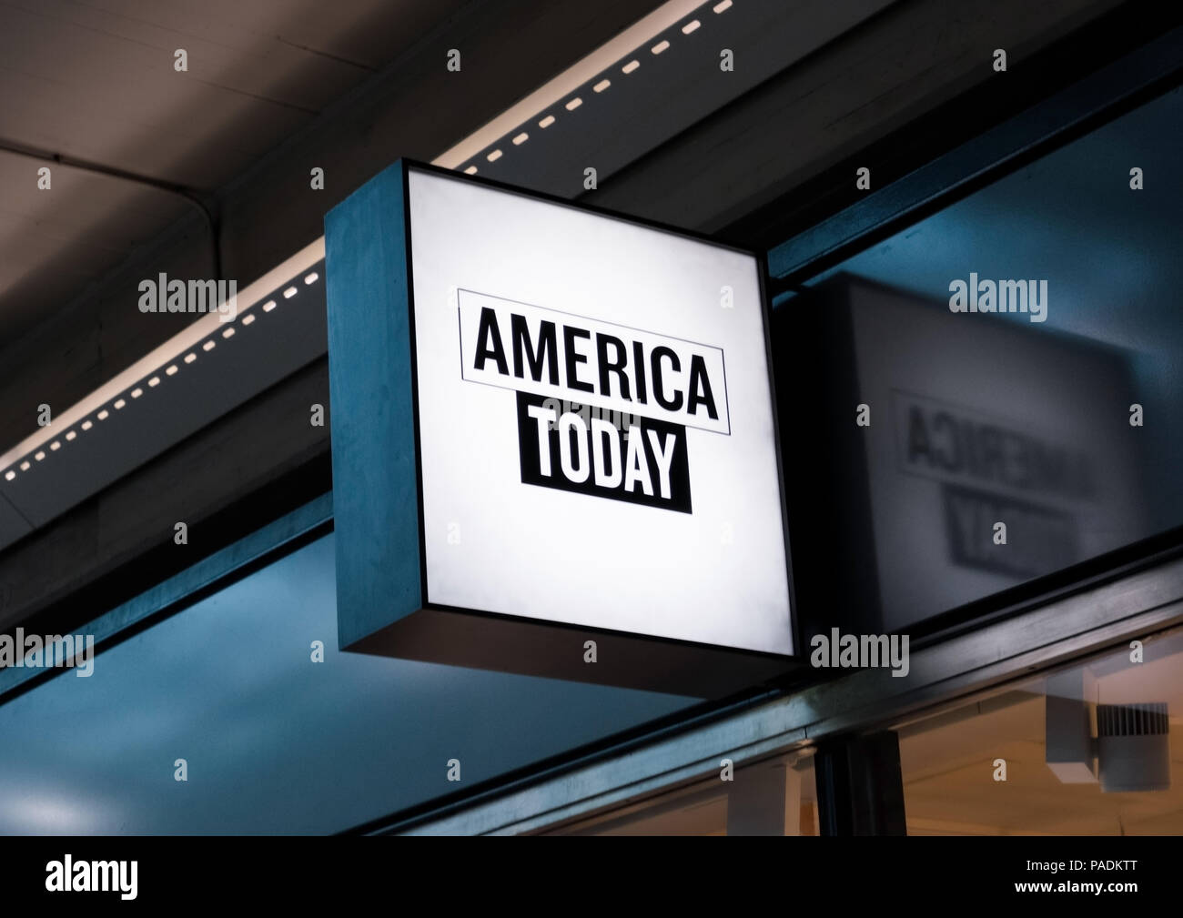 Entrance duty free store sign hires stock photography and images Alamy