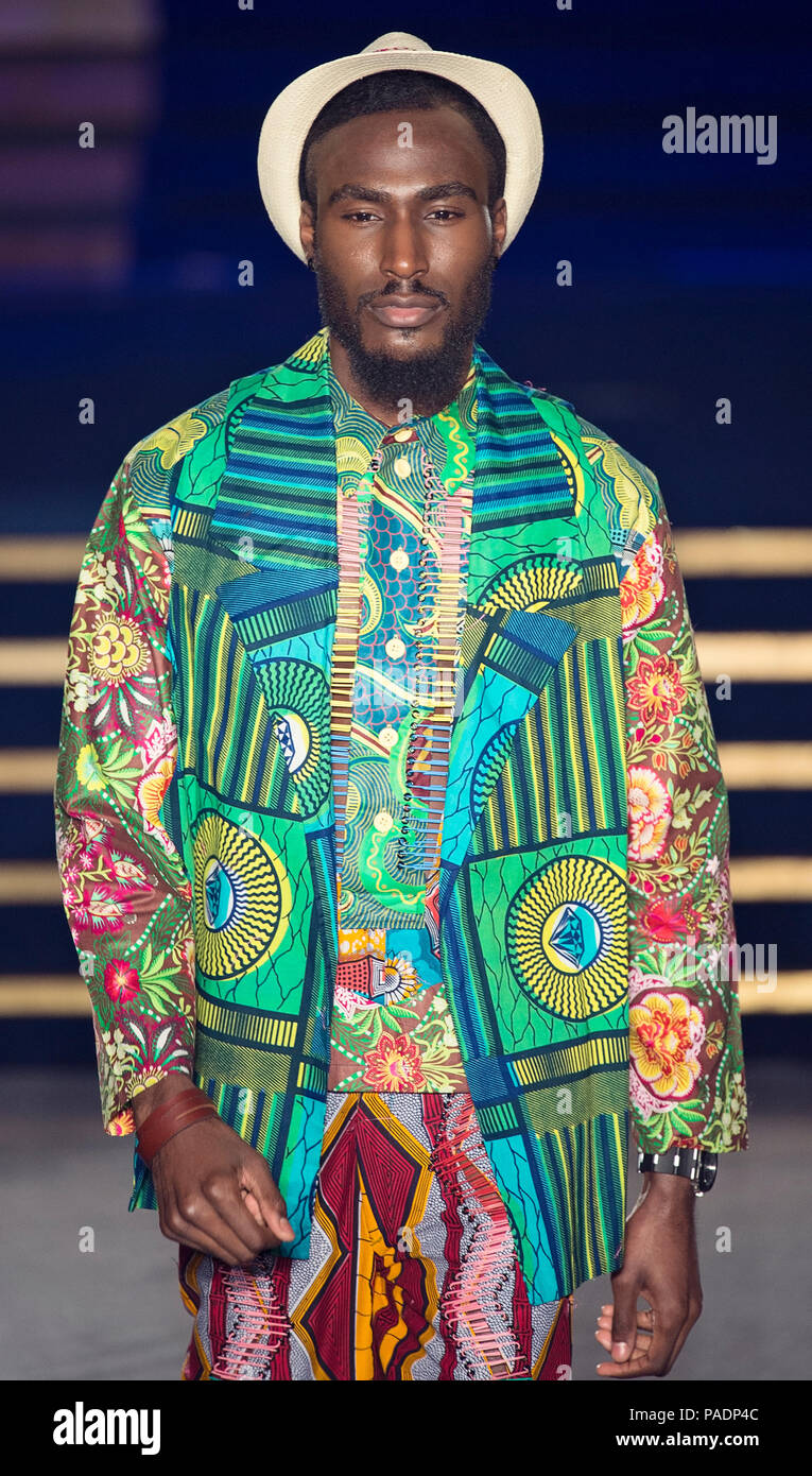 Fashion model catwalk black hi-res stock photography and images - Alamy