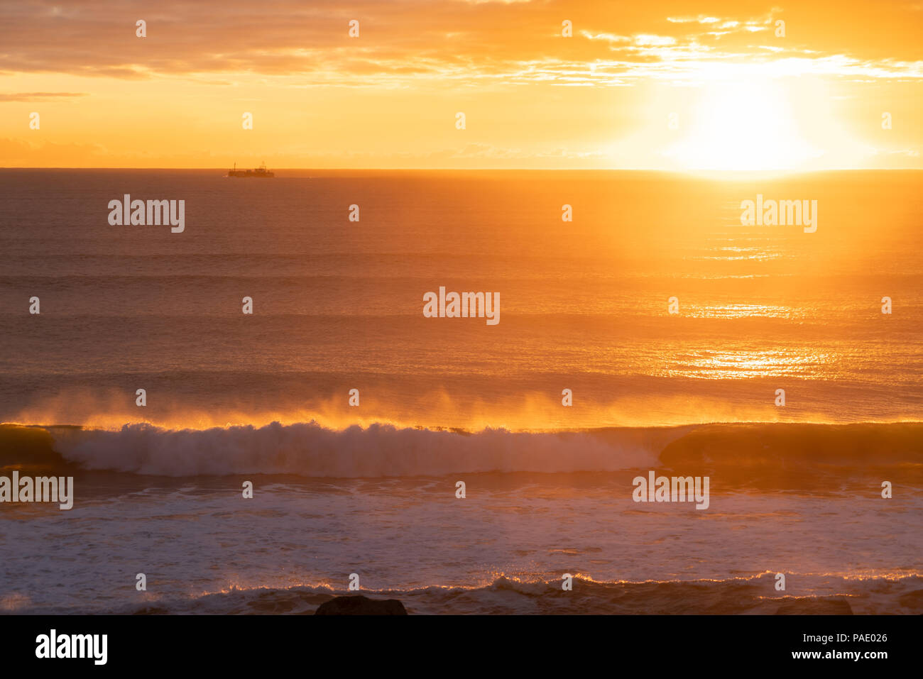 Golden sunrise over ocean hi-res stock photography and images - Alamy