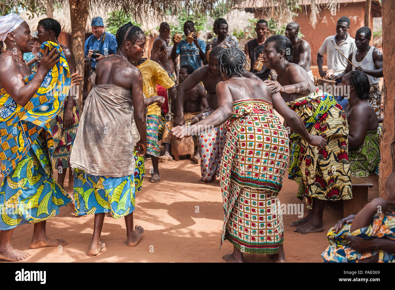 KARA, TOGO - MAR 11, 2012: Unidentified Togolese people dance the religious  voodoo dance. Voodoo is the West African religion Stock Photo - Alamy