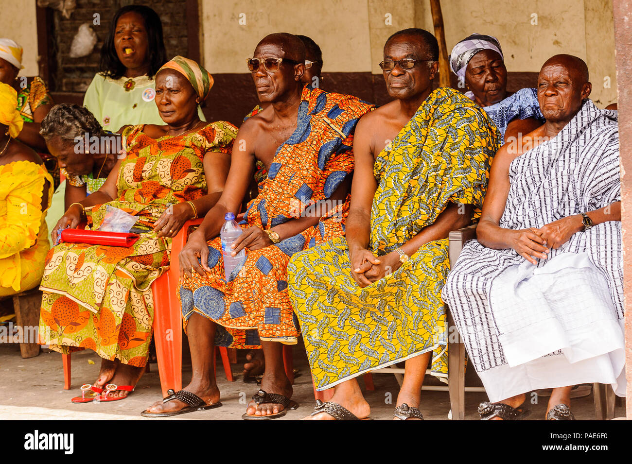 ACCRA, GHANA - MARCH 5, 2012: Unidentified Ghanaian people wath the street  music show in Ghana. People of Ghana suffer of poverty due to the unstable  Stock Photo - Alamy