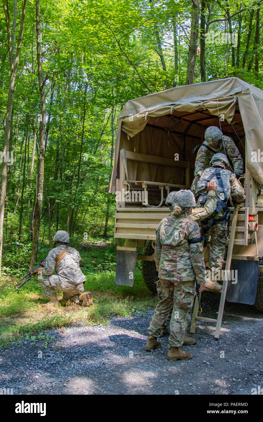 New York Army National Guard Soldiers with the 1569th Transportation ...