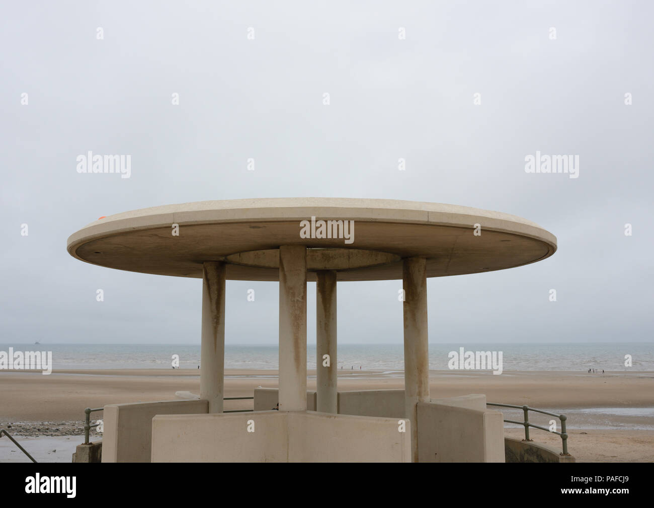 Precast concrete seafront shelter hi-res stock photography and images ...