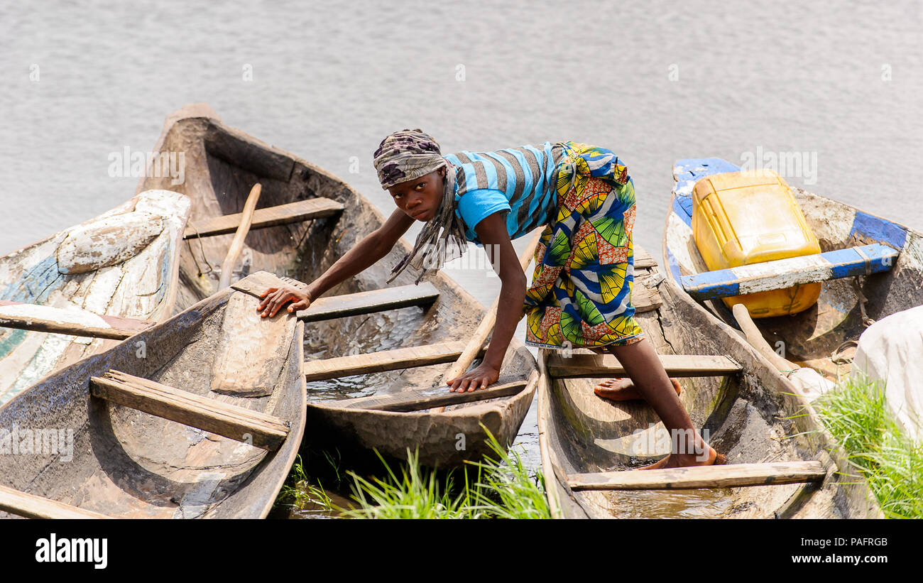 Benin food boat hi-res stock photography and images - Alamy