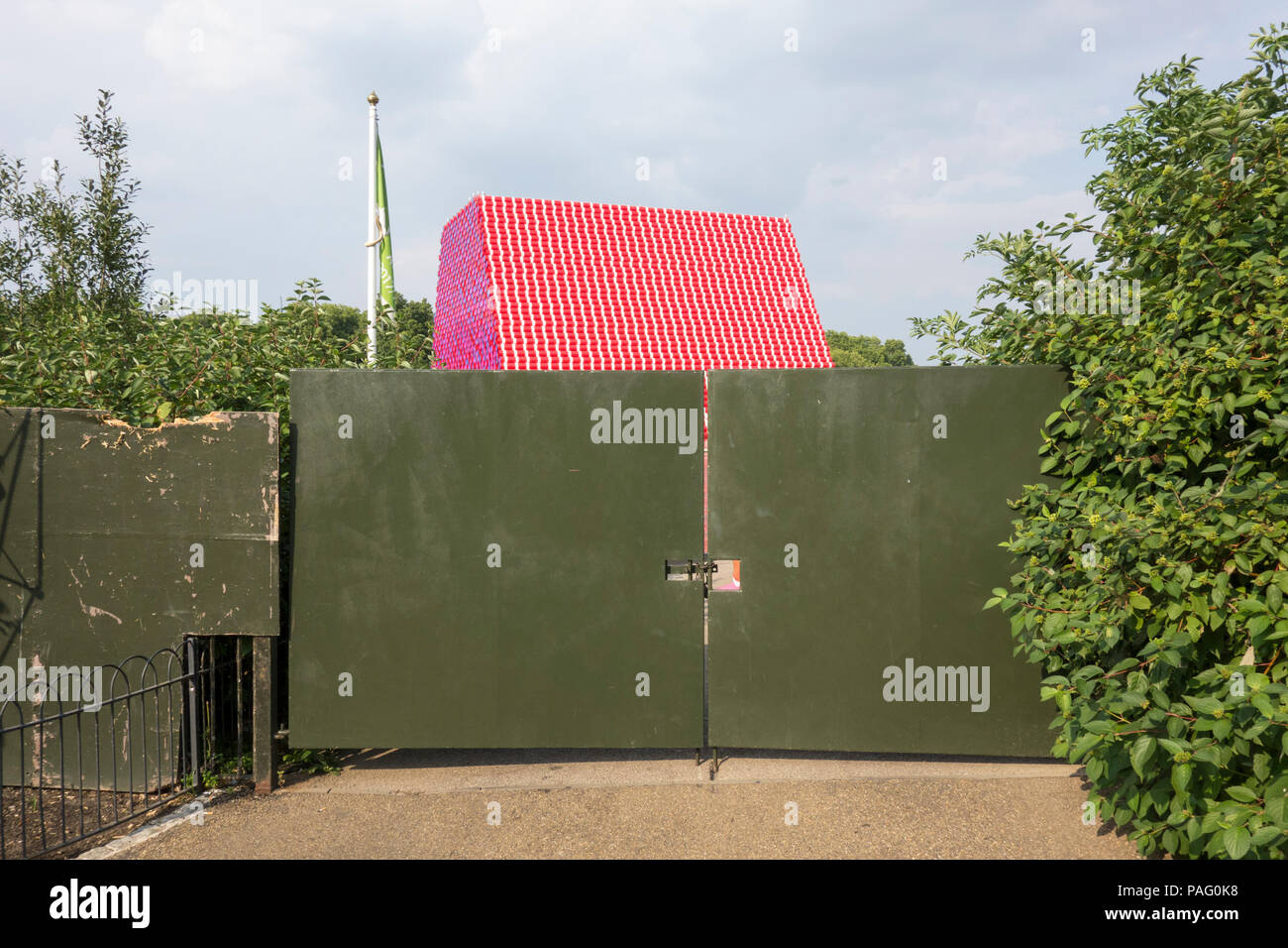 Behind closed doors - Christo and Jeanne-Claude's temporary sculpture the London Mastaba on the Serpentine, Hyde Park, London, UK Stock Photo