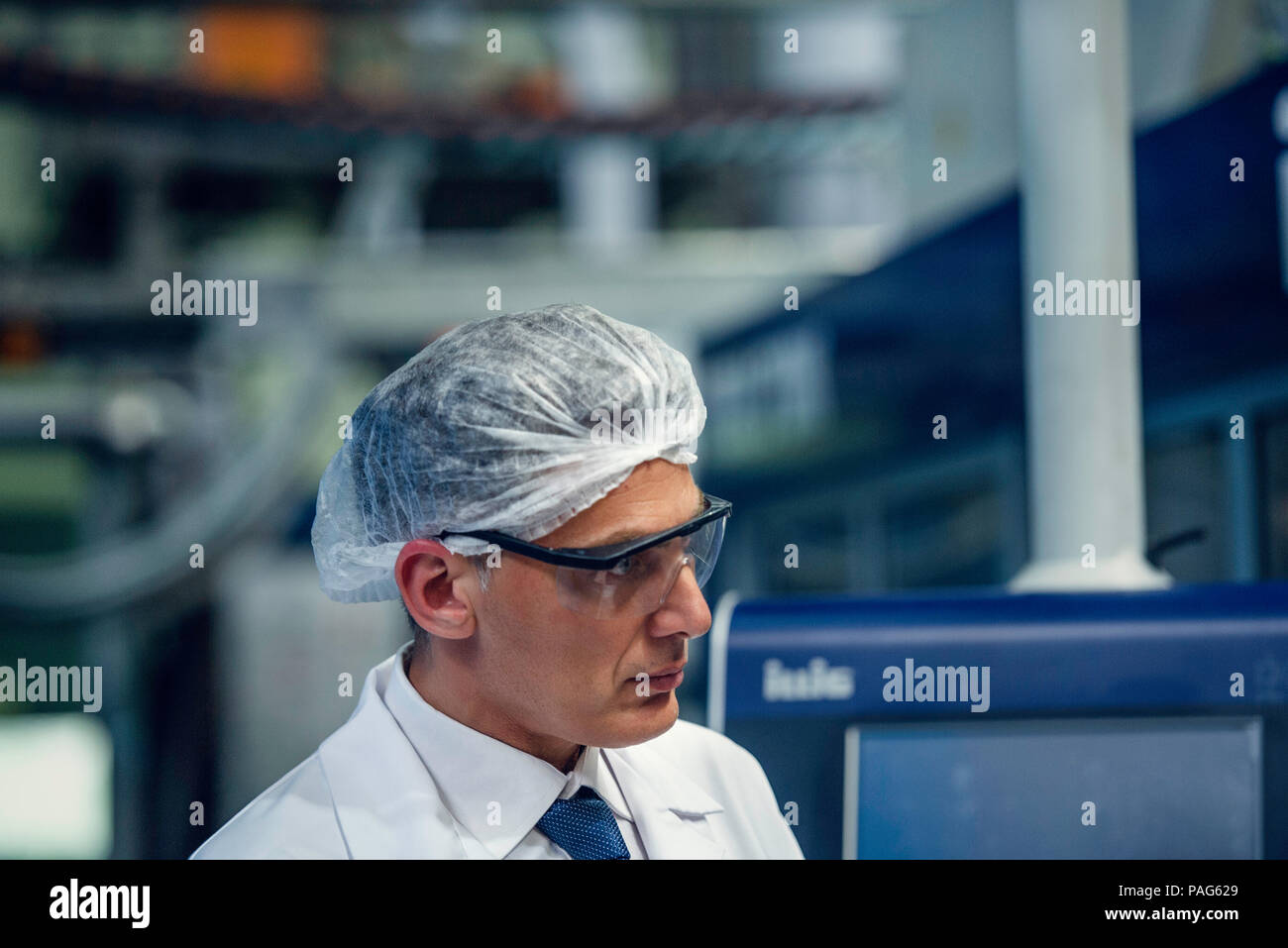 Scientist working in laboratory Stock Photo
