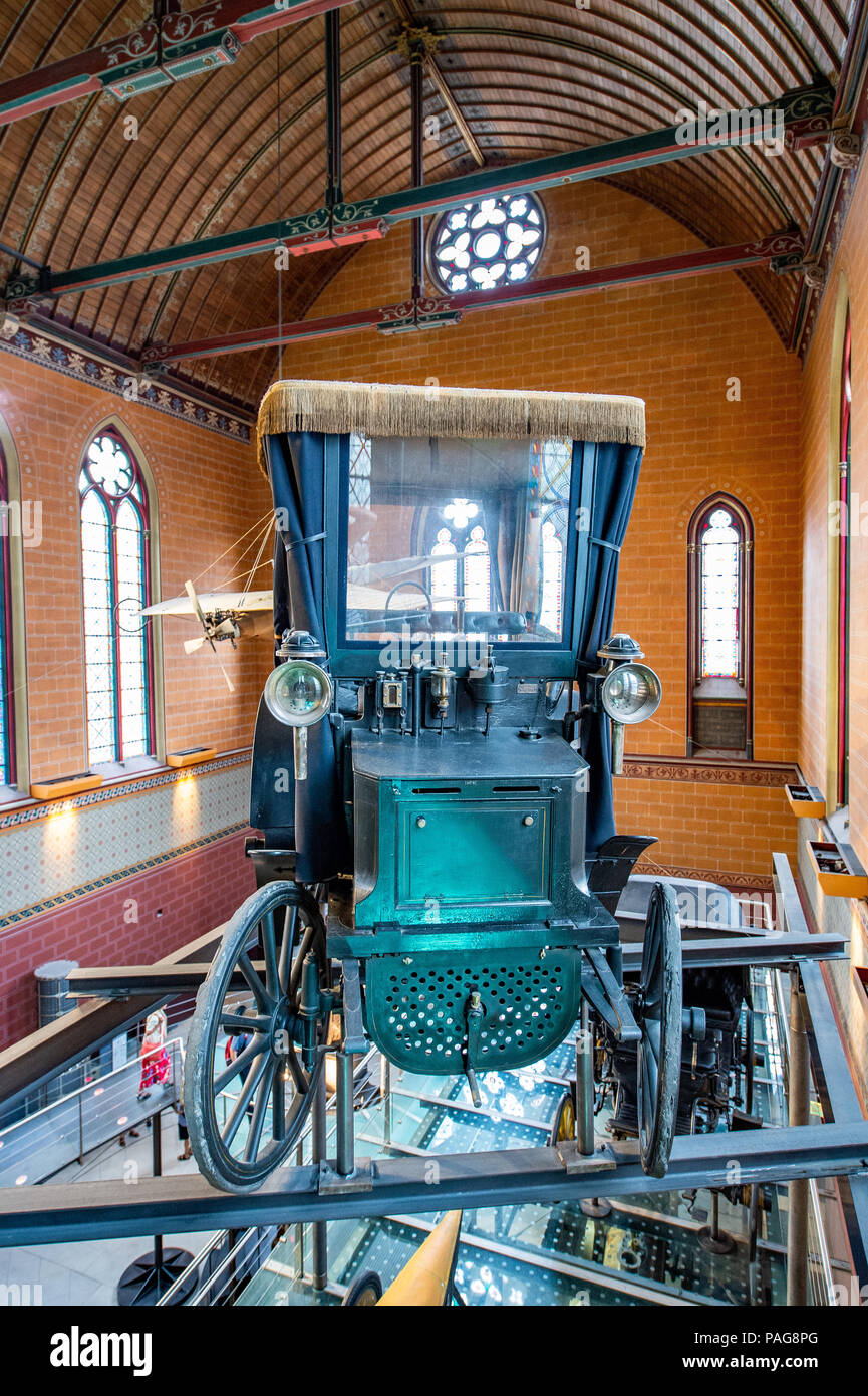 Panhard and Levassor type M2E car, designed in 1896 and on display at the  Muse des Arts et Mtiers in Paris, France Stock Photo - Alamy