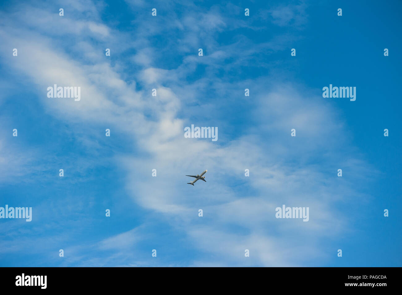 Airplane streaks in the sky hi-res stock photography and images - Alamy