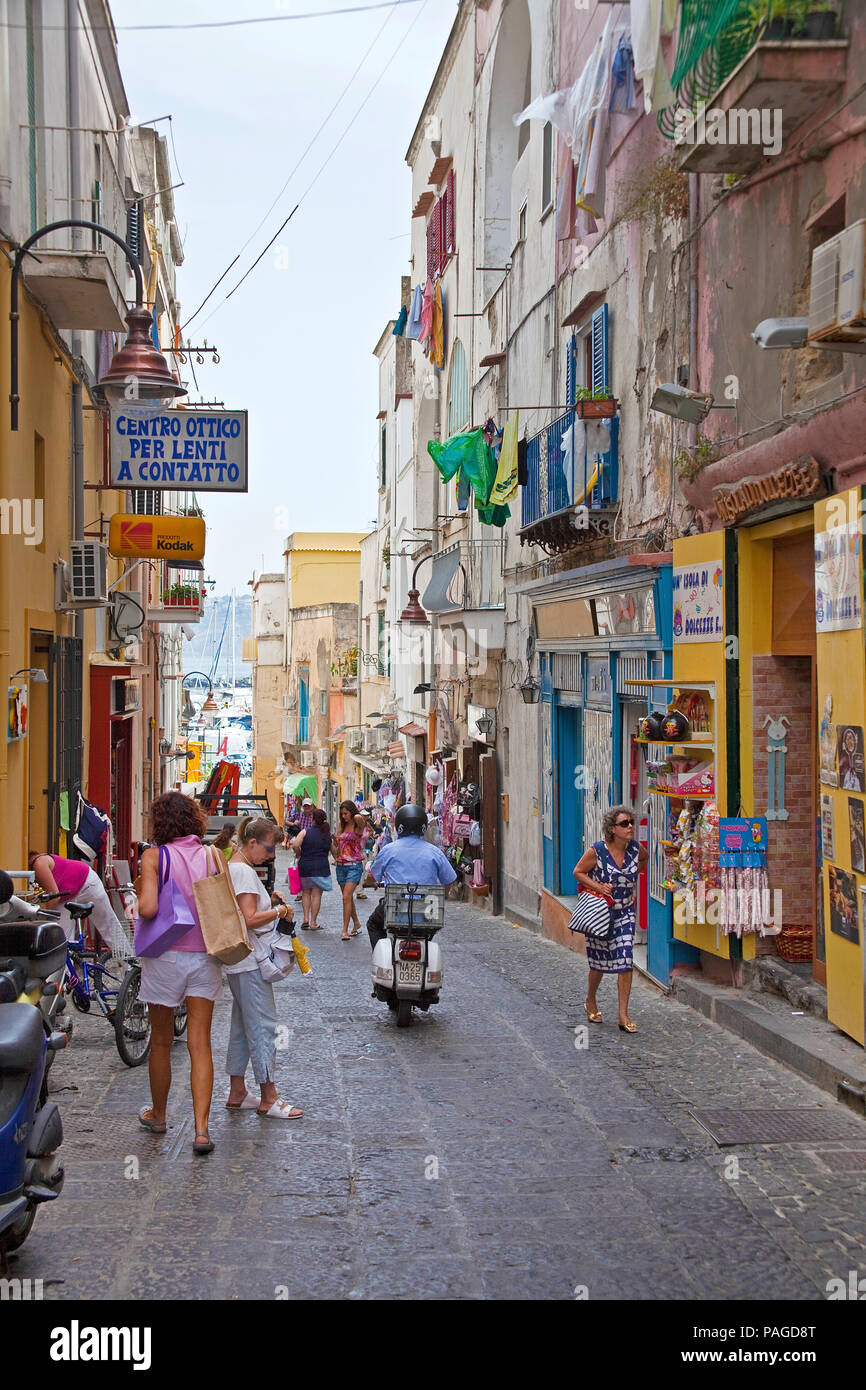 Strassenleben in der Altstadt von Procida, Golf von Neapel, Kampanien, Italien | Streetlife at old town of Procida island, Gulf of Naples, Italy Stock Photo
