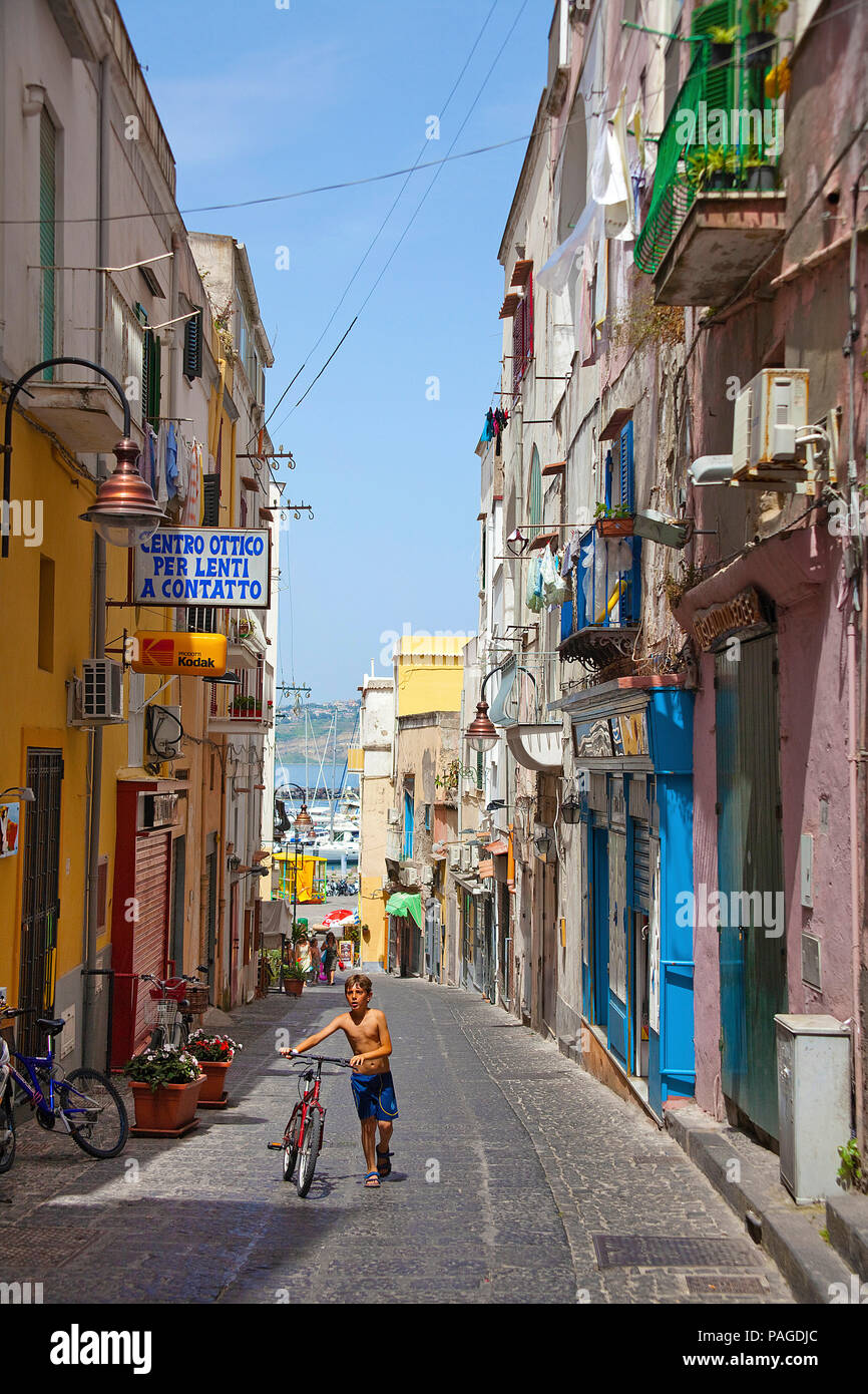 Gasse in der Altstadt von Procida, Golf von Neapel, Kampanien, Italien | Alley at old town of Procida island, Gulf of Naples, Italy Stock Photo