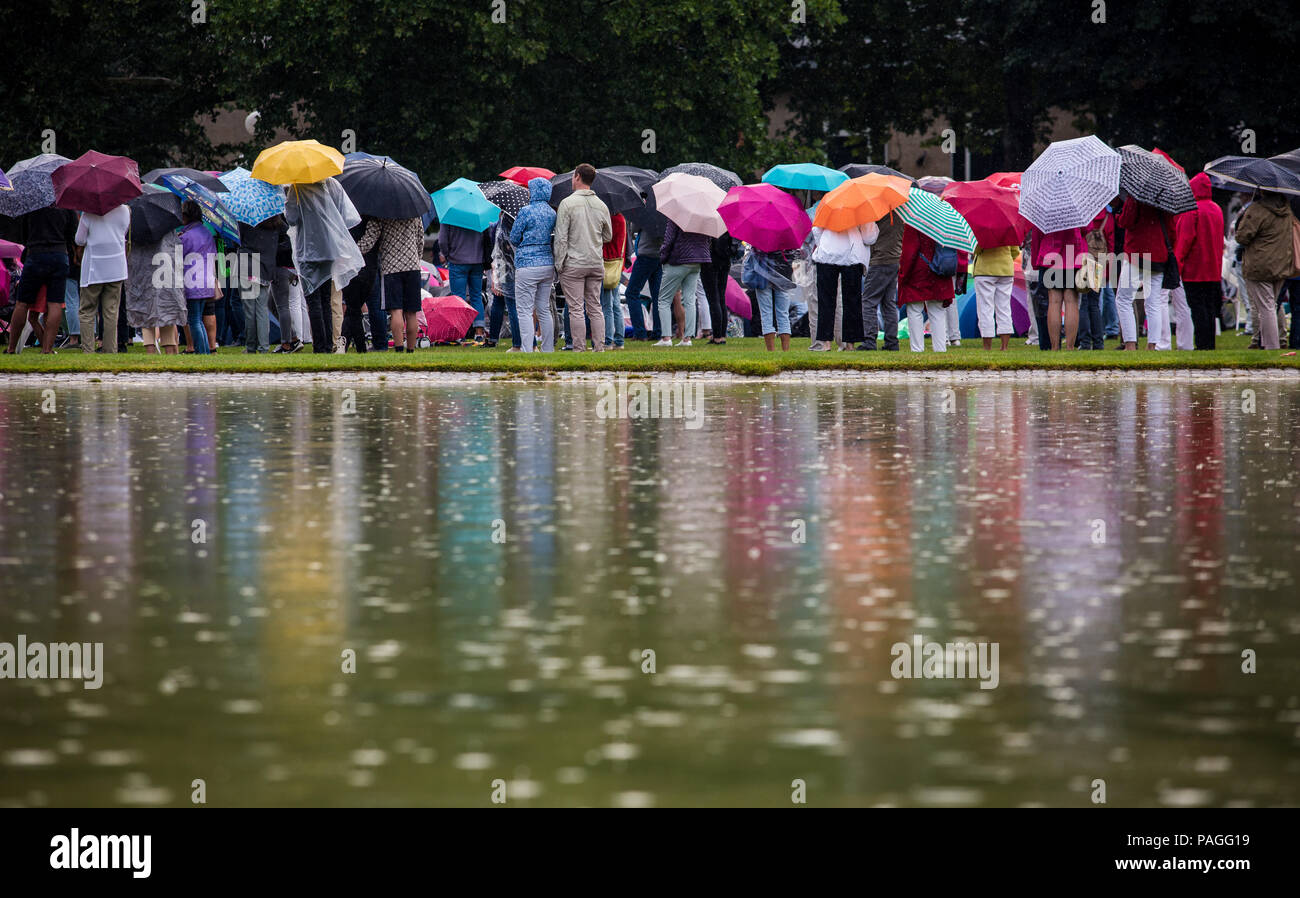 Stuttgart, Germany. 22nd July, 2018. Numerous spectators watch the goodbye programme of the Stuttgart Ballet for director Reid Anderson on the big video screen at 'Ballet in the park' at the Upper Castle Garden. Credit: Christoph Schmidt/dpa/Alamy Live News Stock Photo