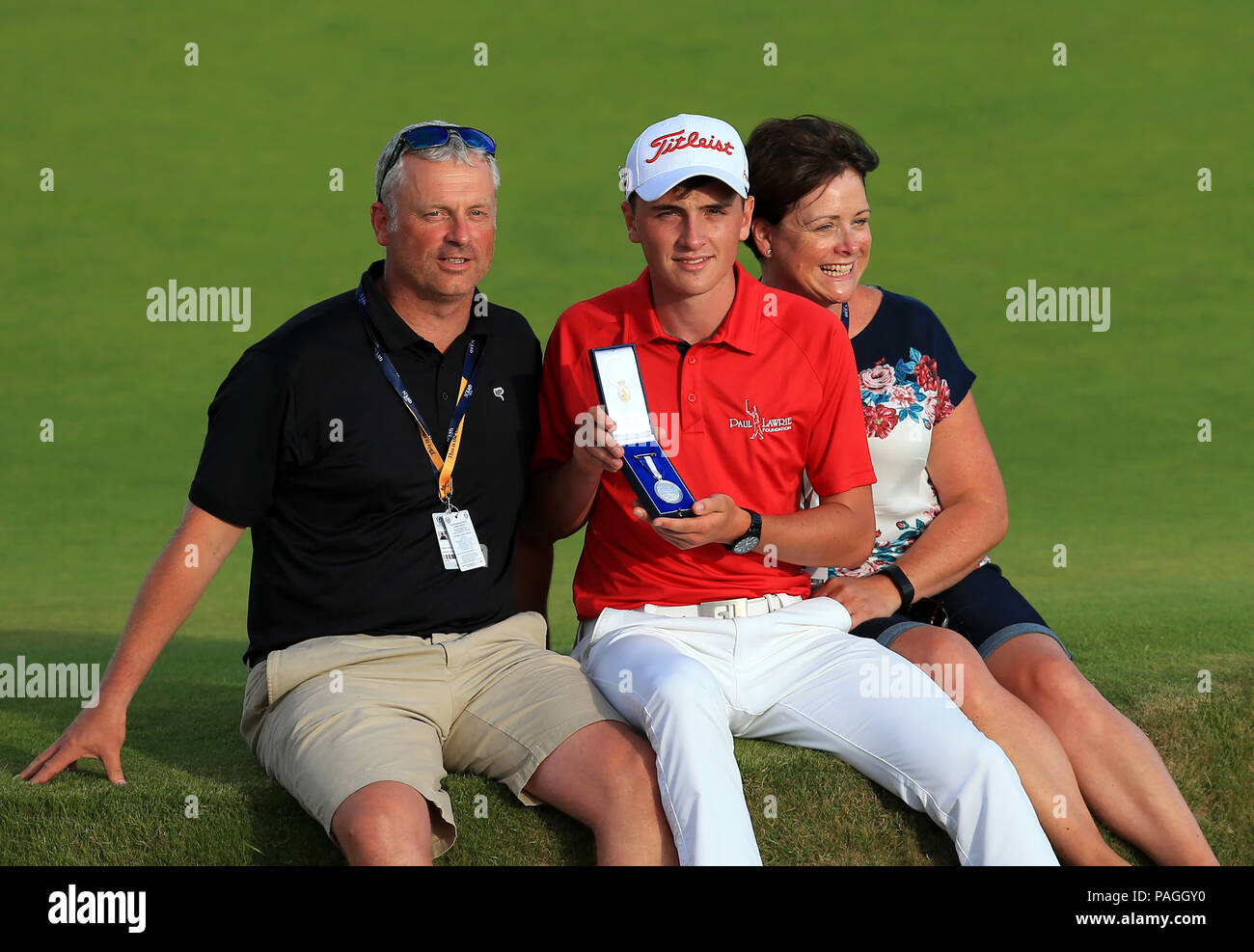 Carnoustie Golf Links, Angus, UK. 22nd July, 2018. The 147th Open Golf  Championship, 4th round; leading amateur Sam Locke (SCO) with his parents  on the 18th green Credit: Action Plus Sports/Alamy Live