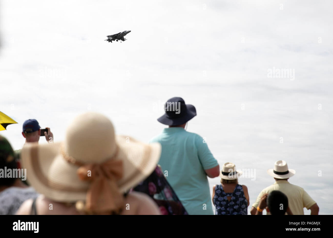 Farnborough, London. 22nd July, 2018. People watch the flying display at the Farnborough International Airshow, south west of London, Britain on July 22, 2018. Credit: Han Yan/Xinhua/Alamy Live News Stock Photo