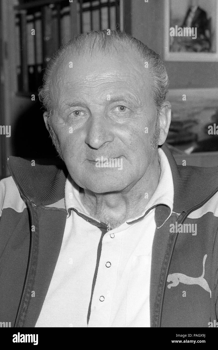 Dr. Ernst Van Aaken sports physician, running coach, portrait (portrait), portrait, looks friendly at the camera, portrait; ; In his apartment on 15.04.1980 in Waldniel (Schwalmtal)/Germany; Black and white recording; | usage worldwide Stock Photo