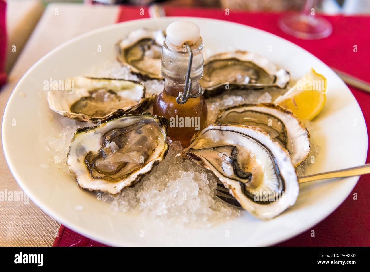Raw oyster restaurant france hires stock photography and images Alamy