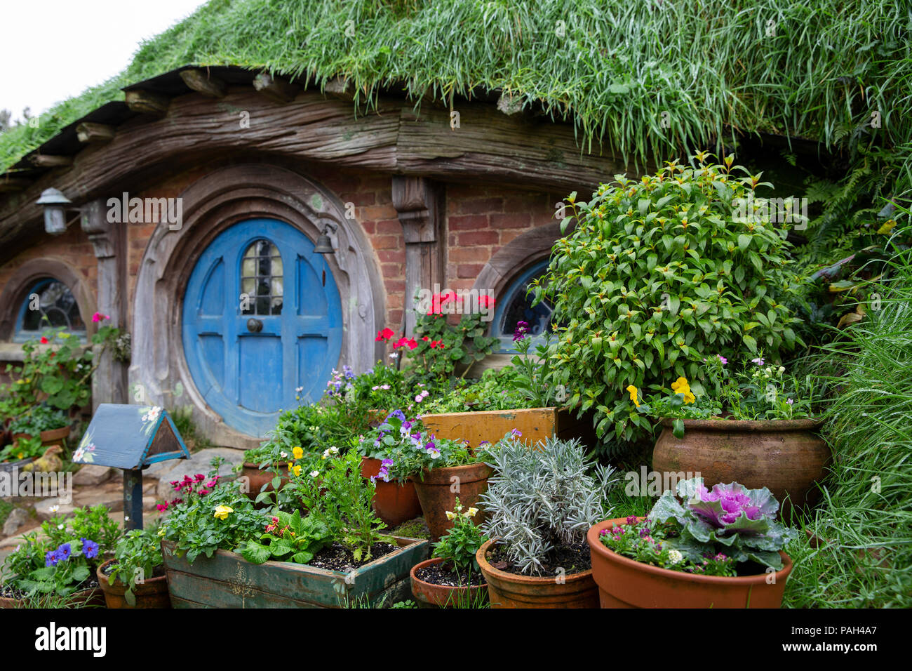 Hobbit hole in Hobbiton movie set Stock Photo
