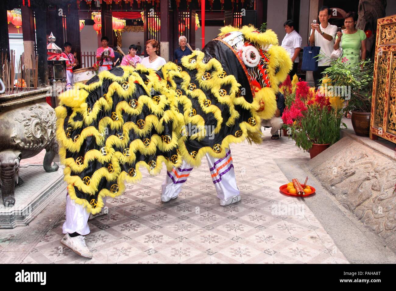 Chinese dragon dance singapore hi-res stock photography and images - Alamy
