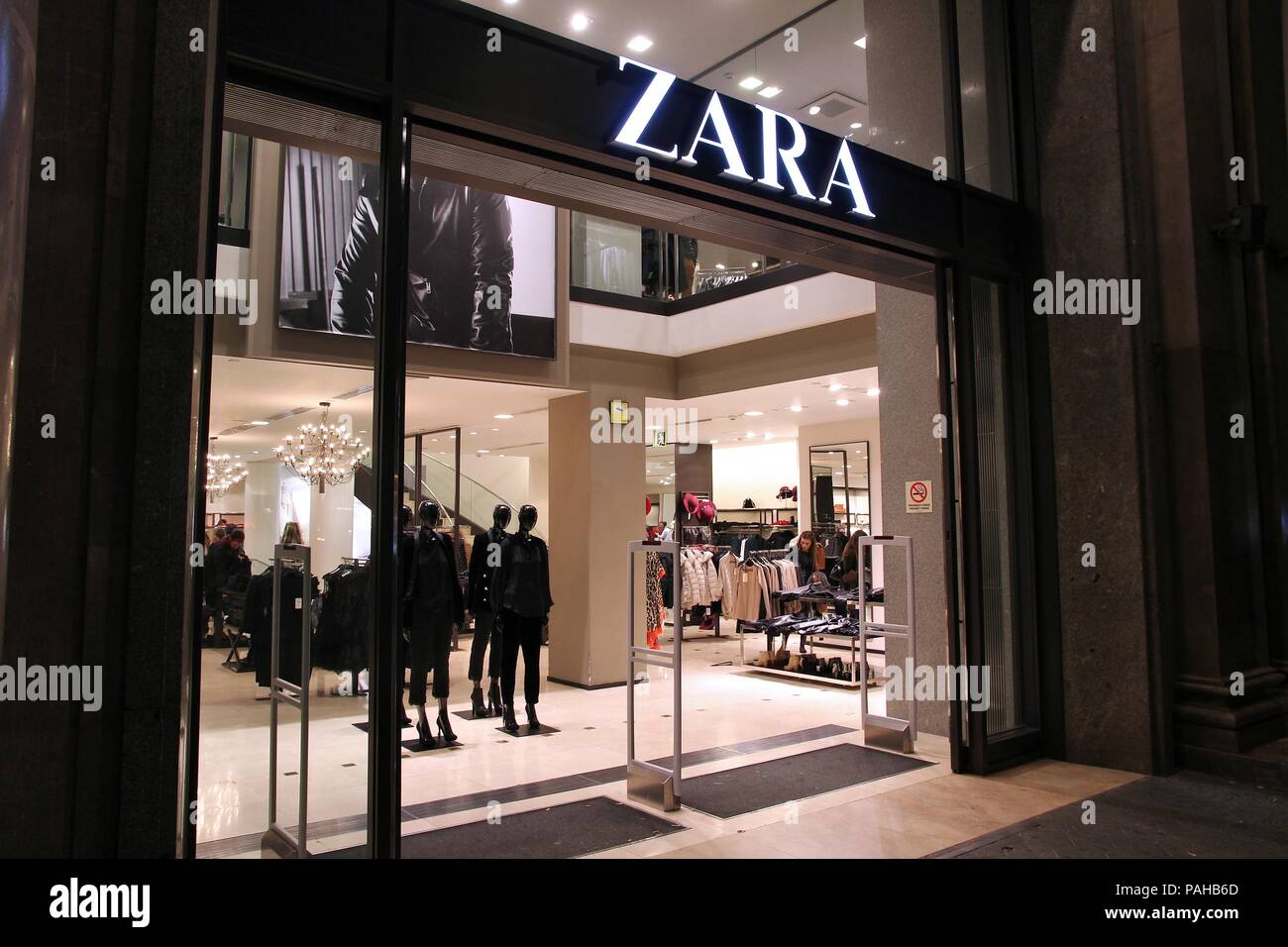 BARCELONA, SPAIN - NOVEMBER 5: People visit Zara store on November 5, 2012  in Barcelona, Spain. Zara has 1,763 stores and had more than 7 billion EUR  Stock Photo - Alamy