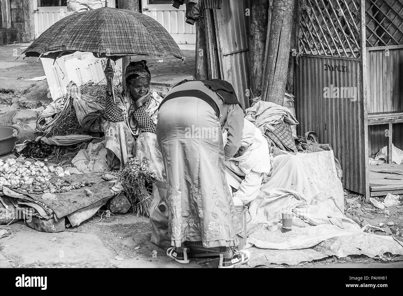 送料無料　原画「朝もやの海辺」 Ethiopian market Black and White Stock Photos & Images - Alamy