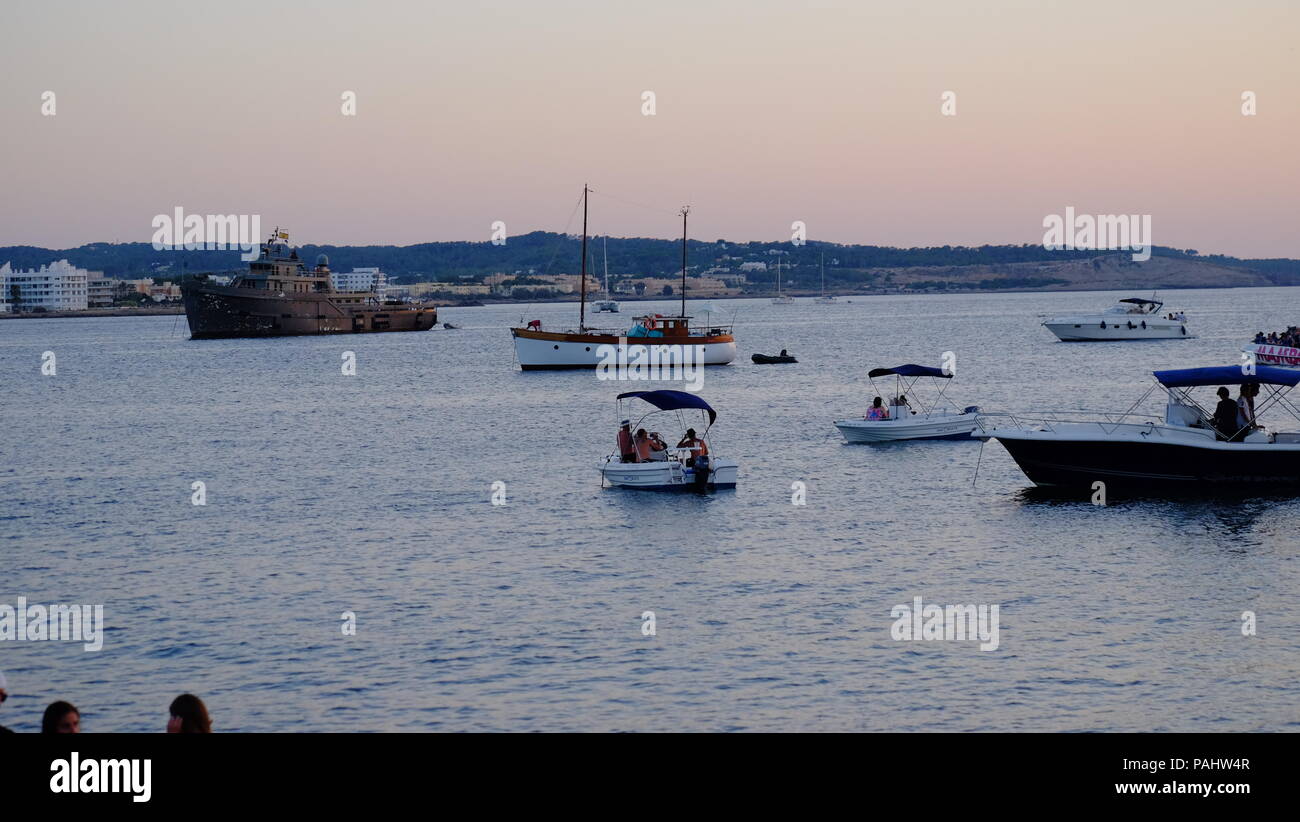 sunset by the sea boats Stock Photo - Alamy