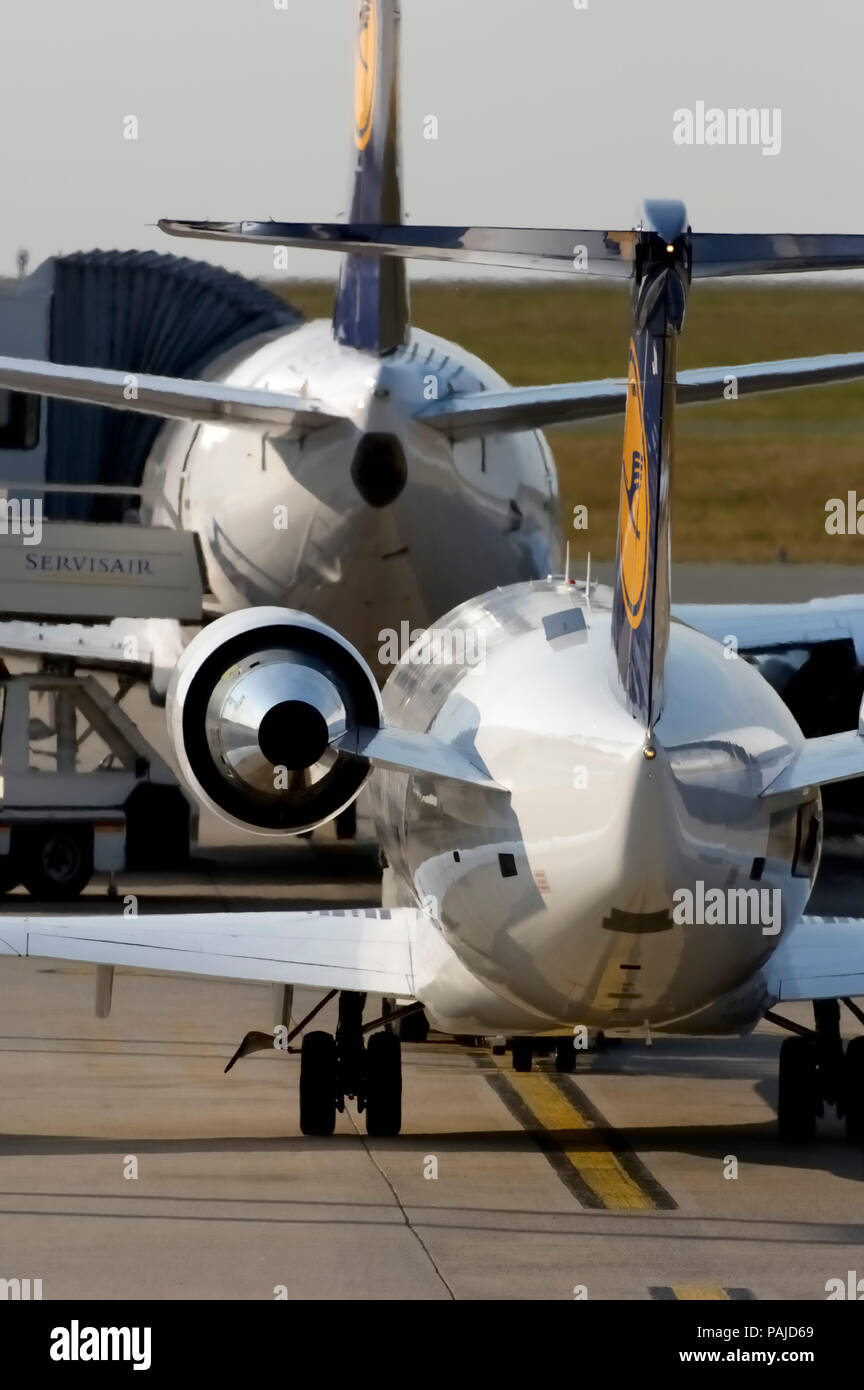 parked on turnaround with a Boeing 737 Stock Photo