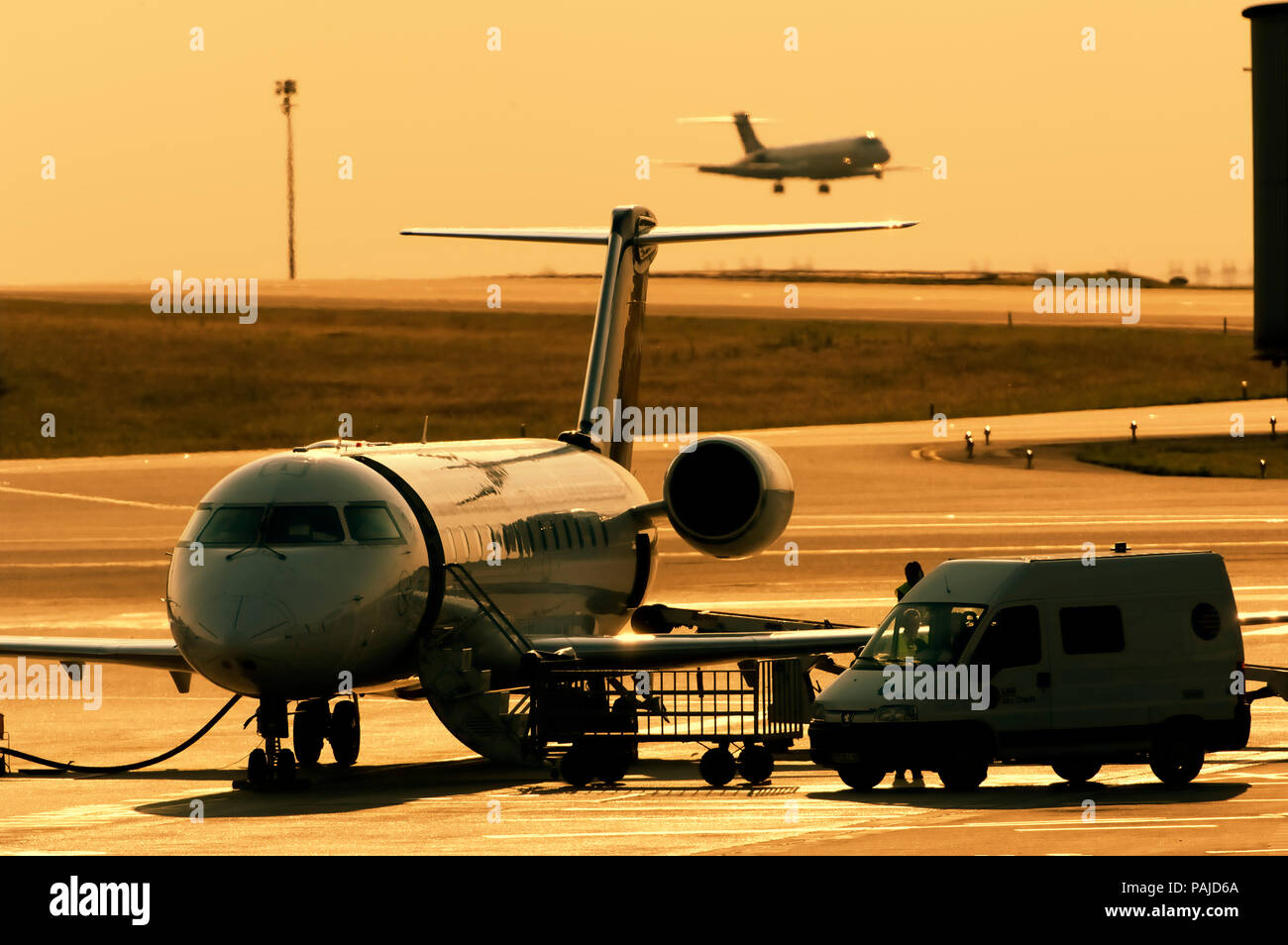 Crj 700 hi-res stock photography and images - Alamy