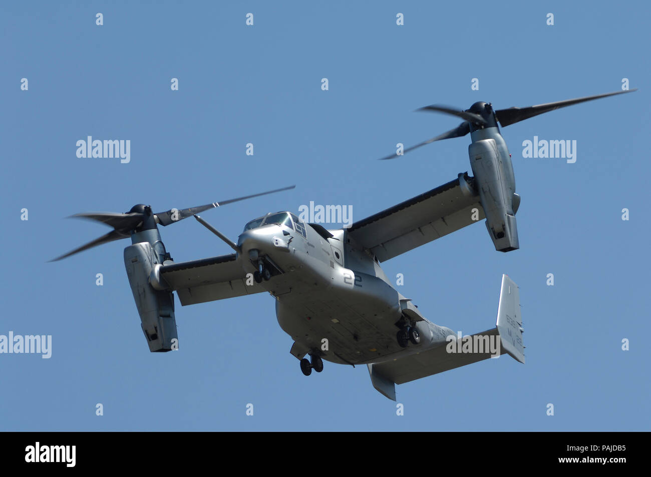 US Marines Bell Boeing MV-22B Osprey in the flying-display at the 2006 Farnborough International Airshow Stock Photo